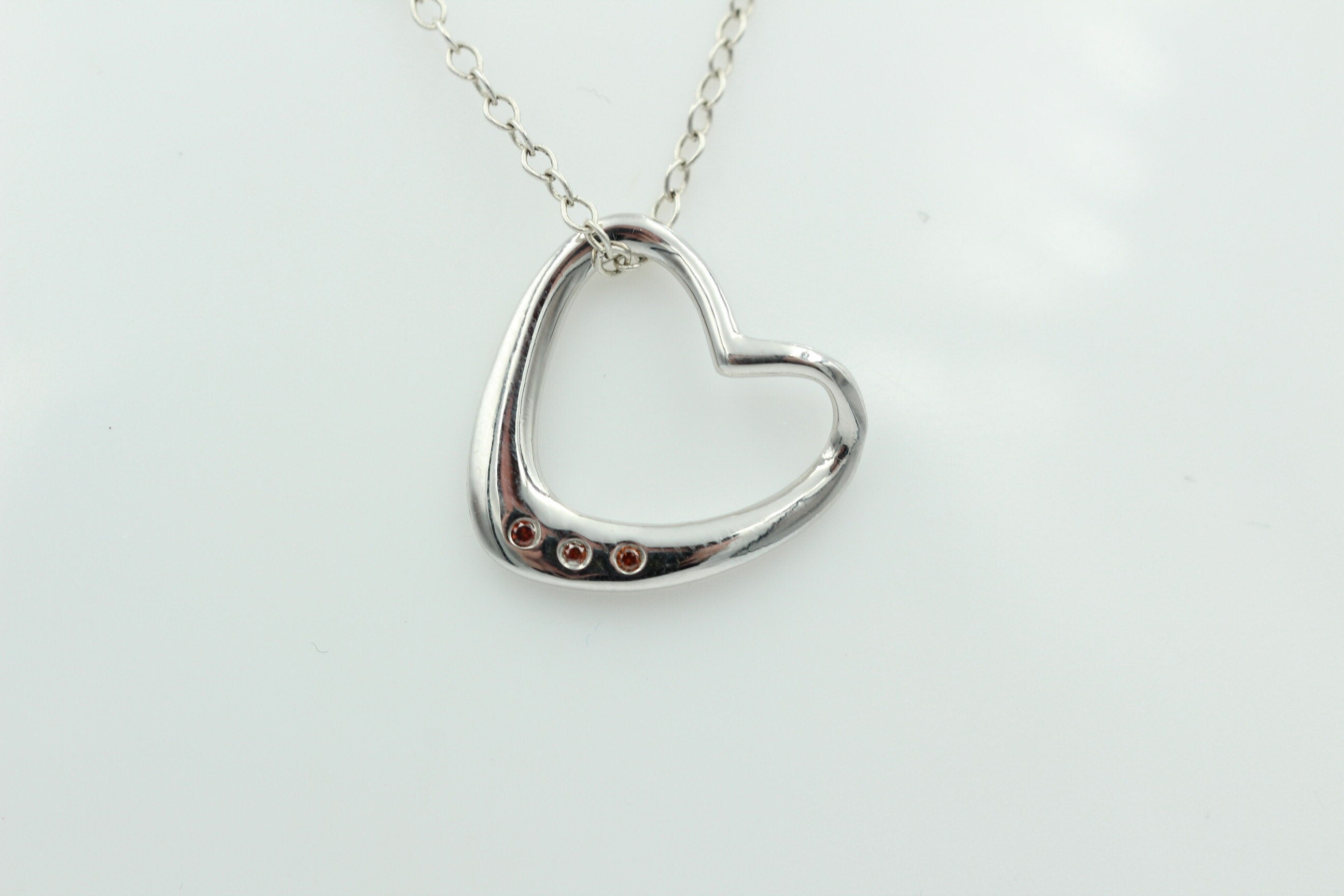 Edler 0,03 Carat roter Diamant Herzanhänger 925 Silber Herz Collier Kette