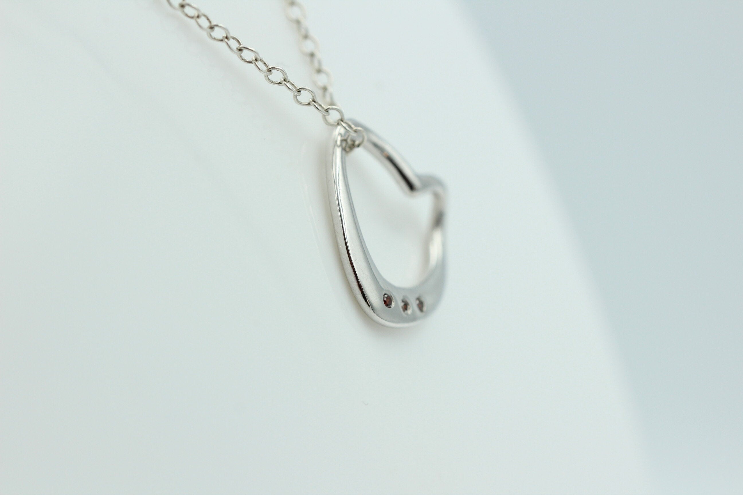 Edler 0,03 Carat roter Diamant Herzanhänger 925 Silber Herz Collier Kette