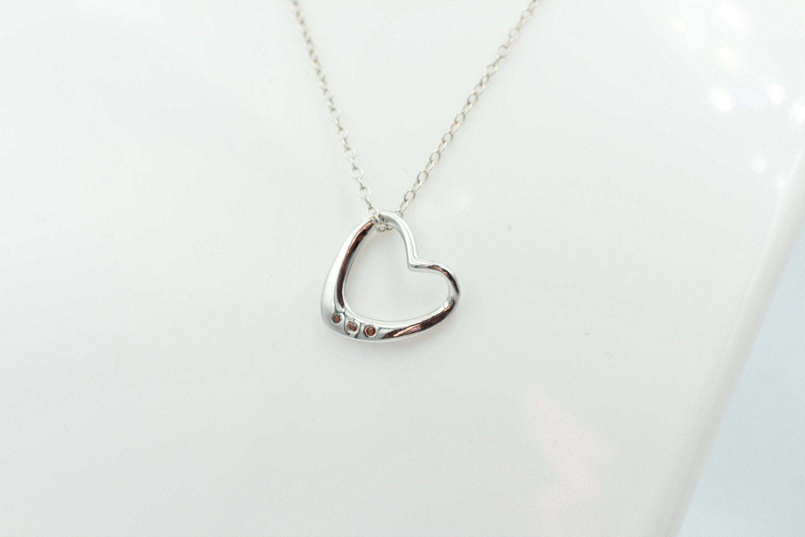 Edler 0,03 Carat roter Diamant Herzanhänger 925 Silber Herz Collier Kette