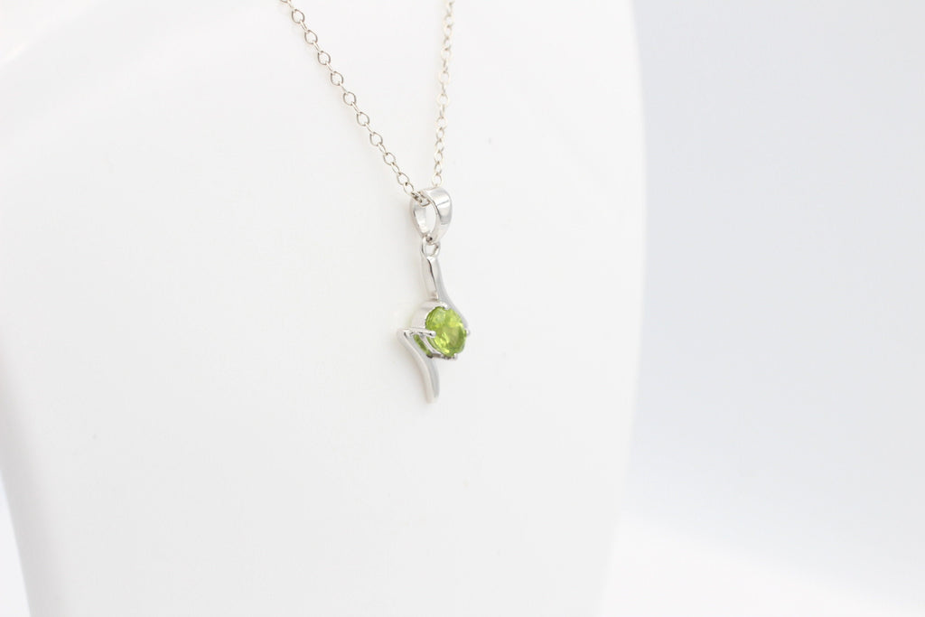 Edler 0,72 Carat maigrüner  Peridot Anhänger 925 Silber Collier Kette OIivin