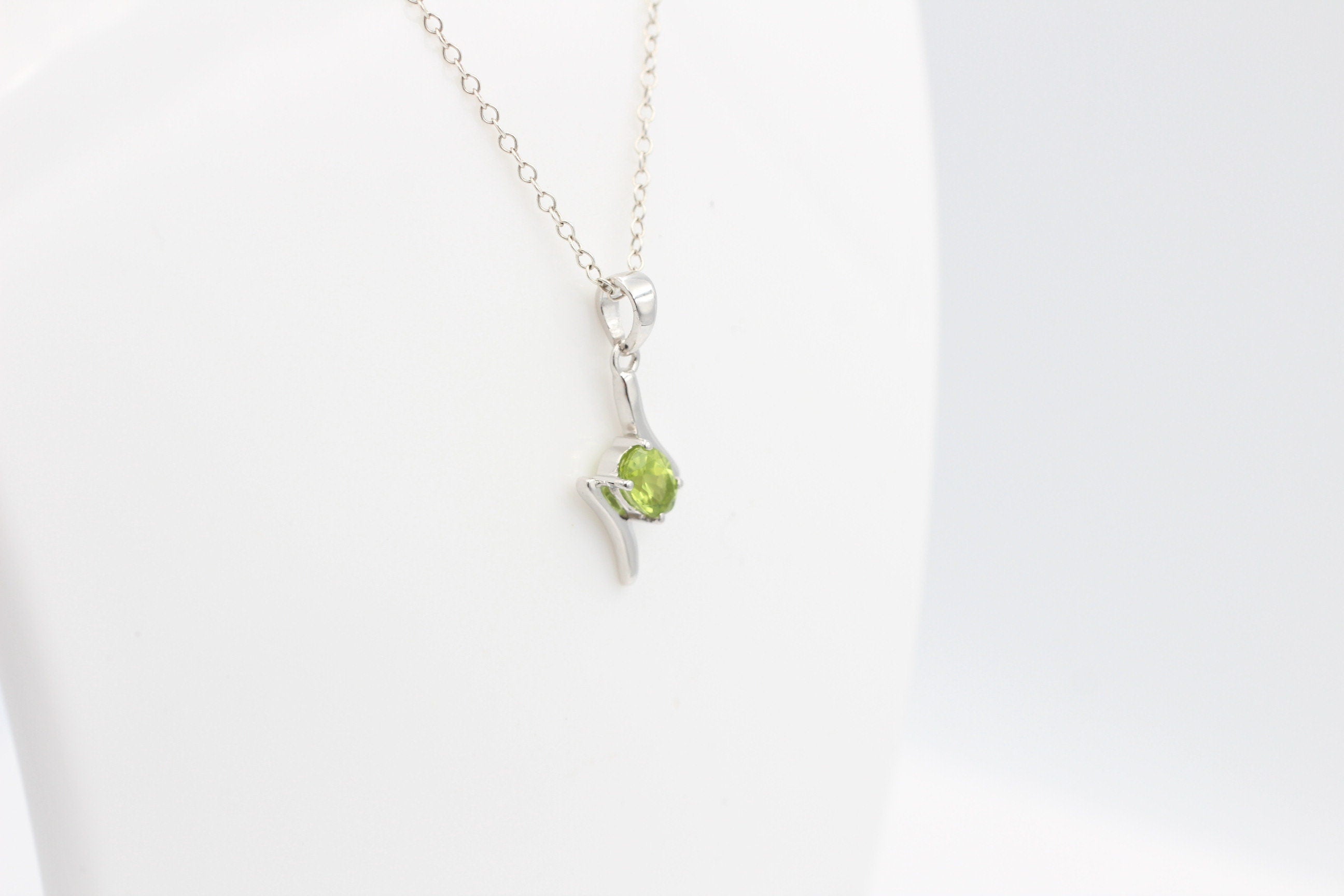 Edler 0,72 Carat maigrüner  Peridot Anhänger 925 Silber Collier Kette OIivin