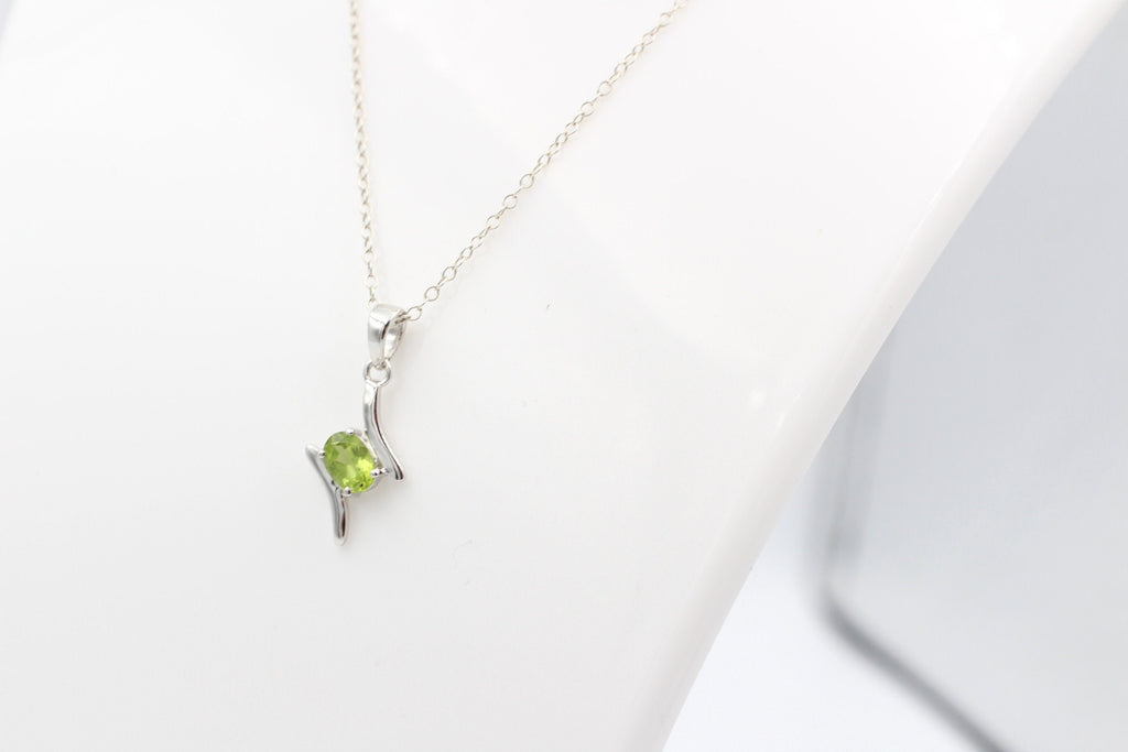 Edler 0,72 Carat maigrüner  Peridot Anhänger 925 Silber Collier Kette OIivin
