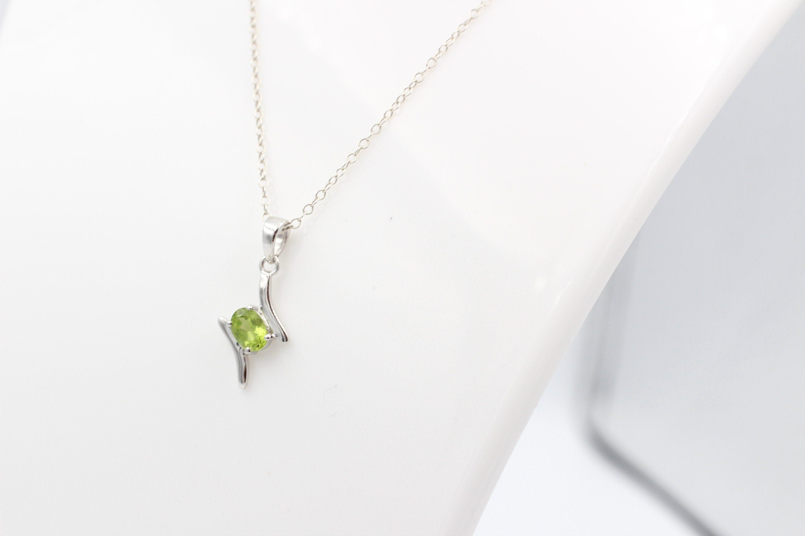 Edler 0,72 Carat maigrüner  Peridot Anhänger 925 Silber Collier Kette OIivin