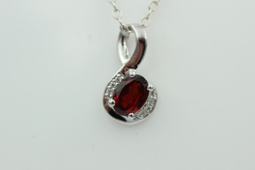 1,12 Carat blutroter Granat  Anhänger 925 Silber  mit Zirkonia