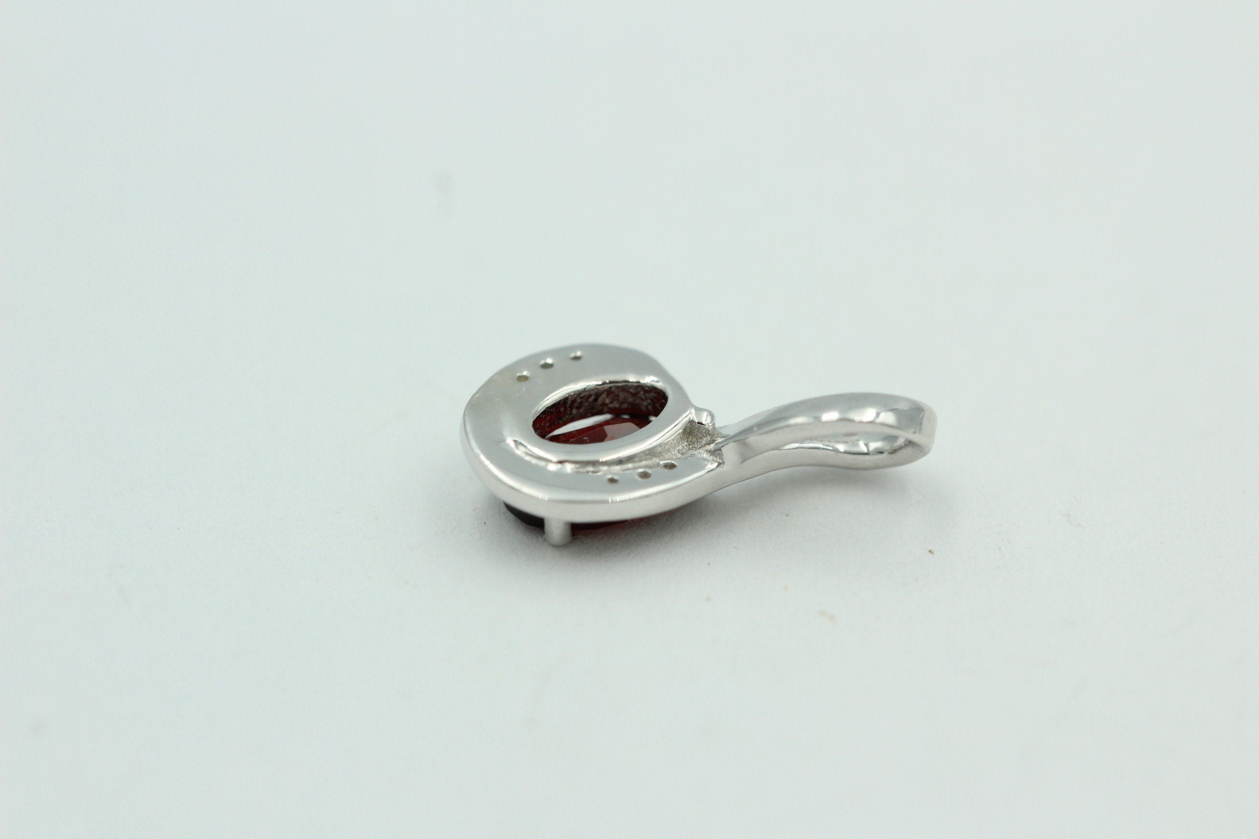 1,12 Carat blutroter Granat  Anhänger 925 Silber  mit Zirkonia