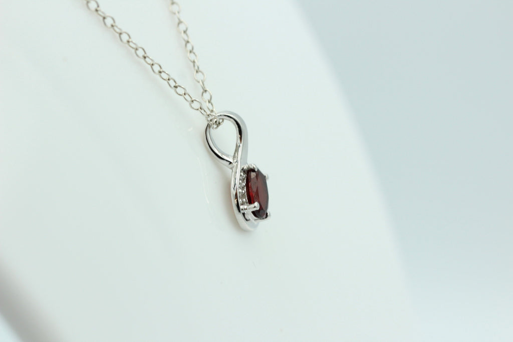 1,12 Carat blutroter Granat  Anhänger 925 Silber  mit Zirkonia
