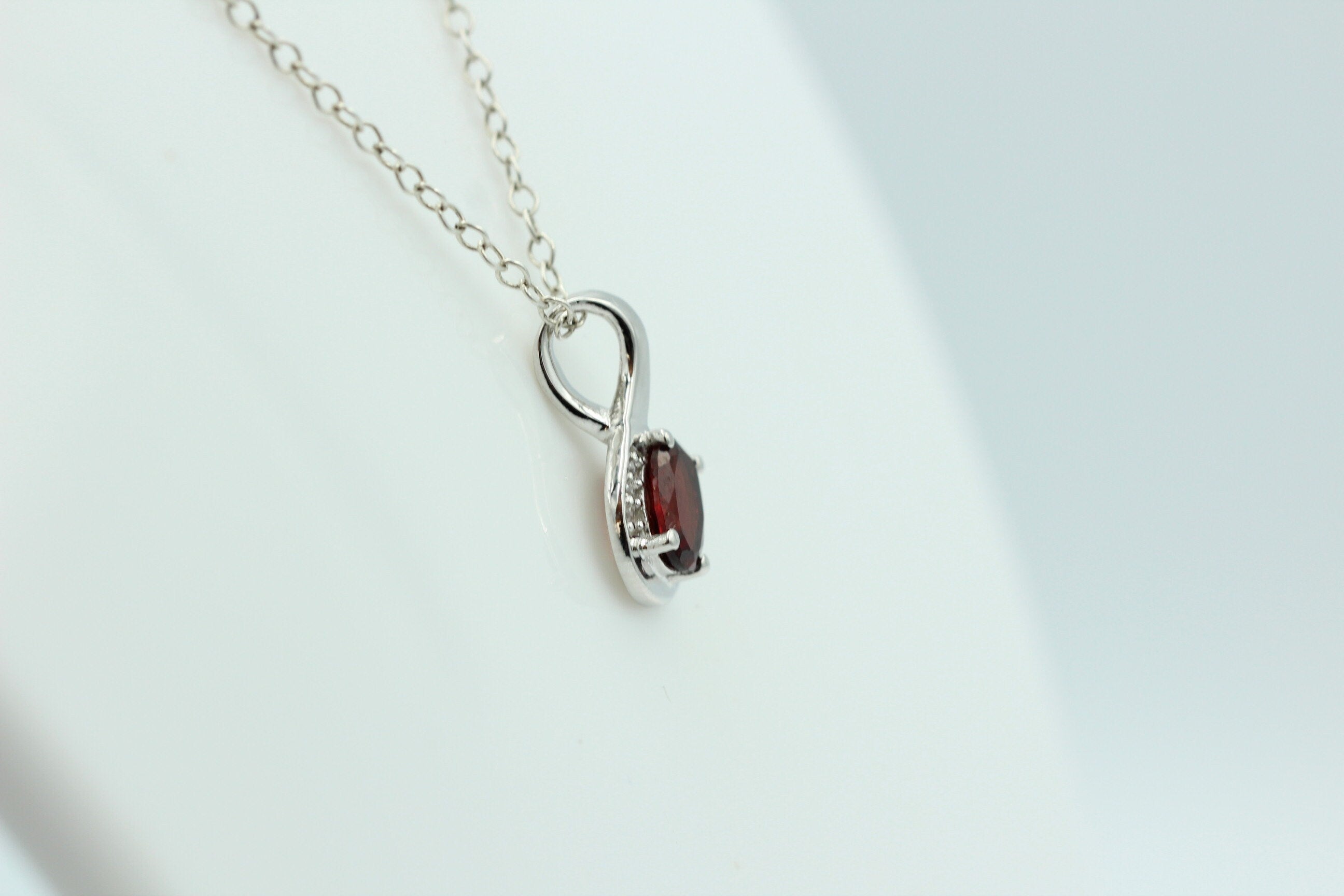 1,12 Carat blutroter Granat  Anhänger 925 Silber  mit Zirkonia
