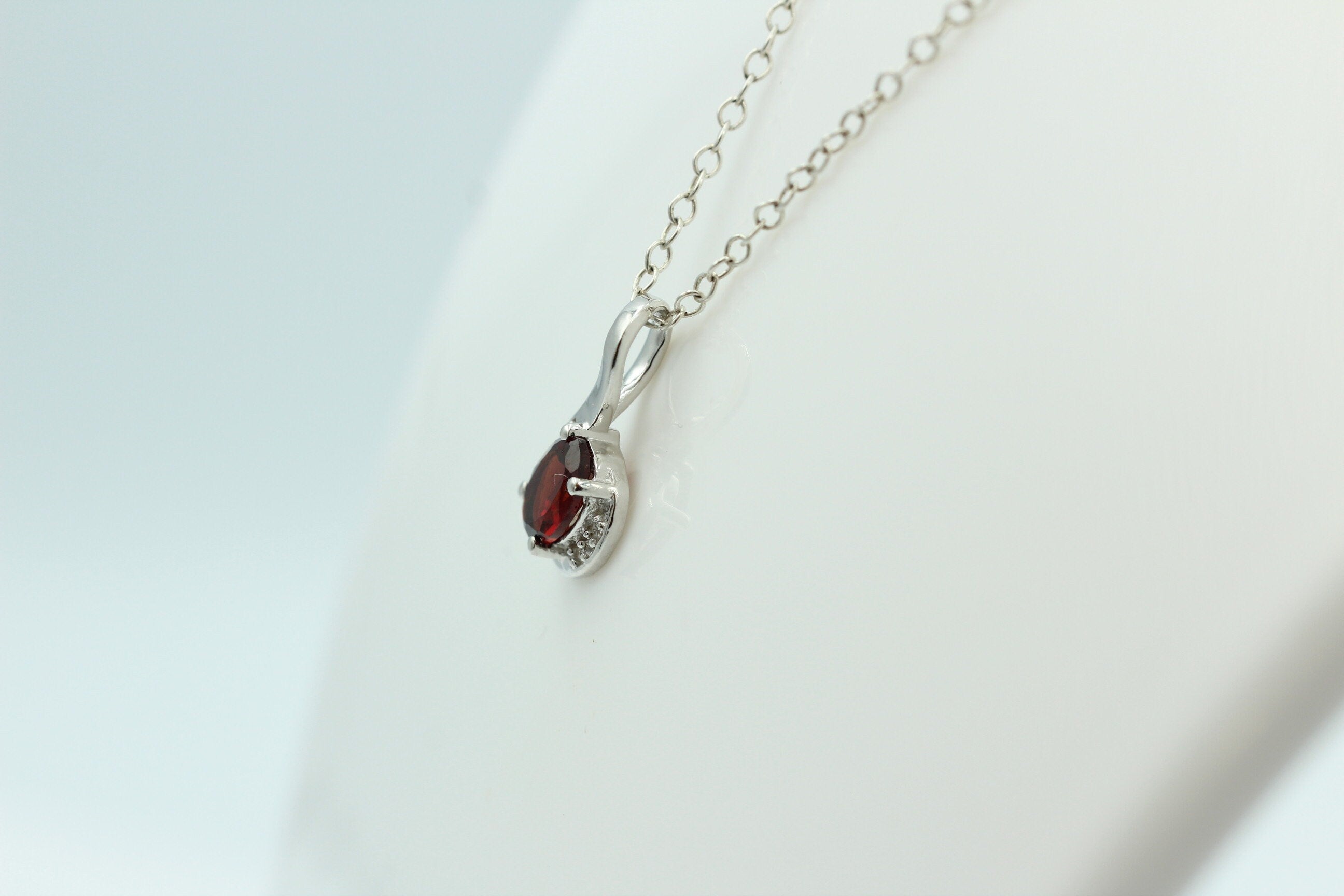 1,12 Carat blutroter Granat  Anhänger 925 Silber  mit Zirkonia