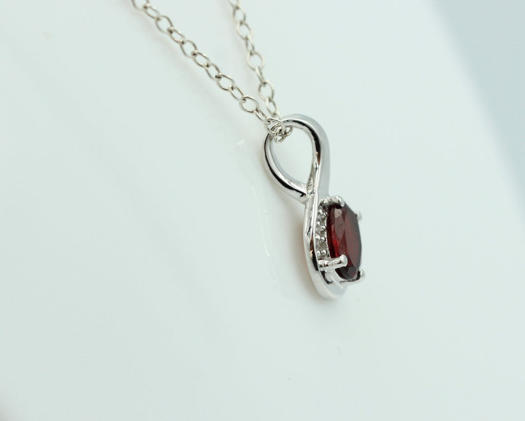 1,12 Carat blutroter Granat  Anhänger 925 Silber  mit Zirkonia