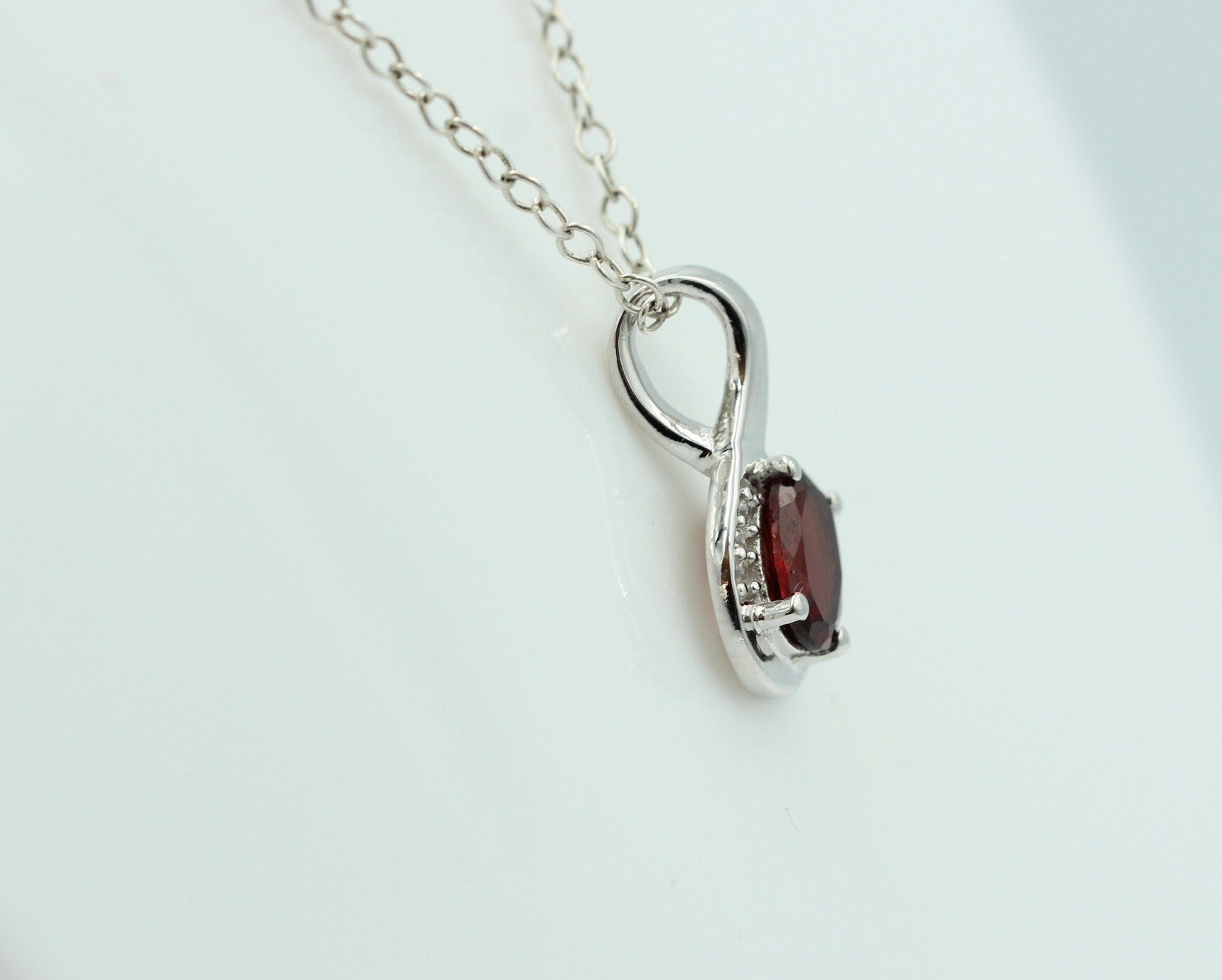 1,12 Carat blutroter Granat  Anhänger 925 Silber  mit Zirkonia