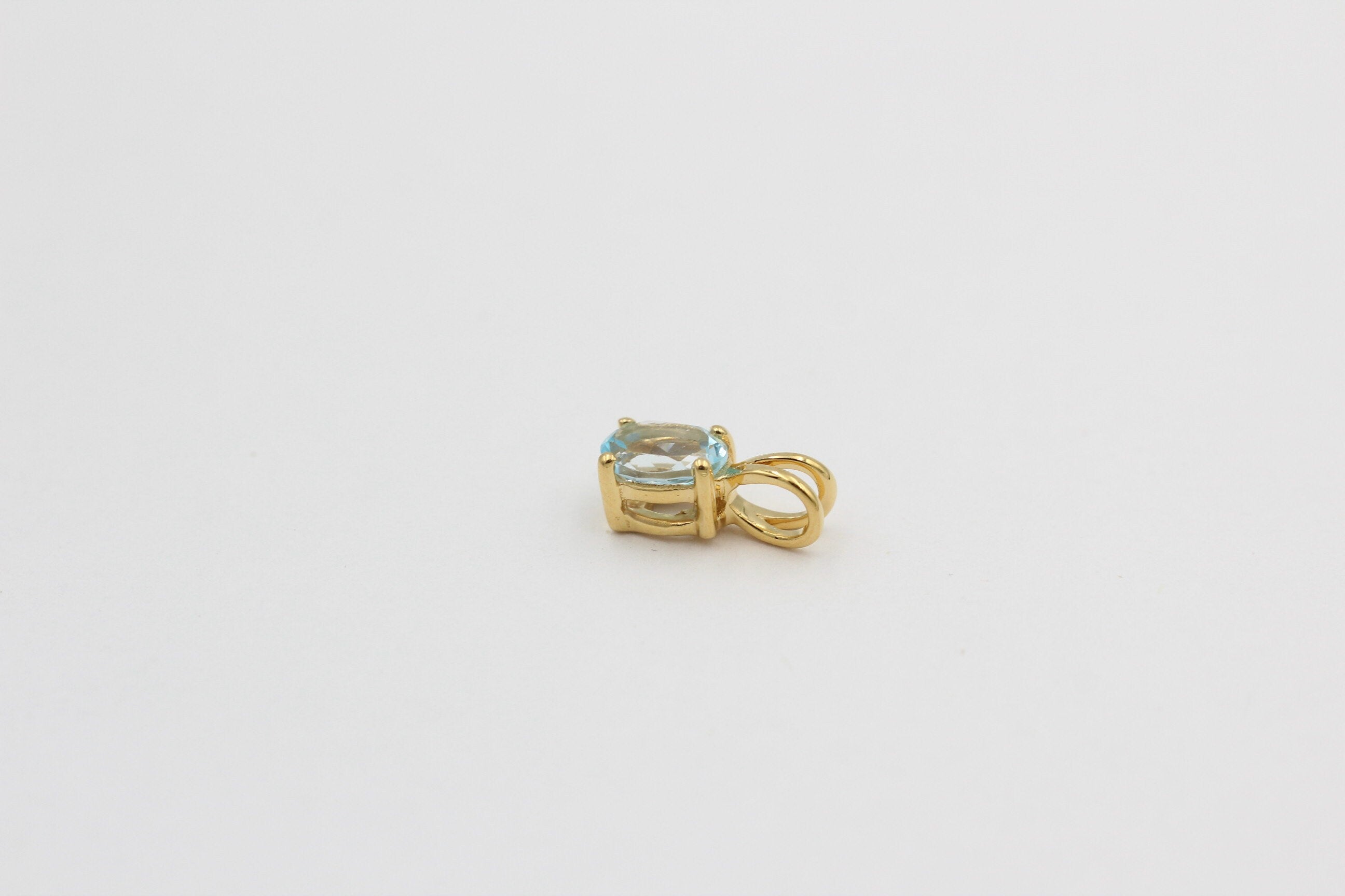 0,78 Carat leuchtender Blautopas Anhänger 925 Silber Collier Kette vergoldet