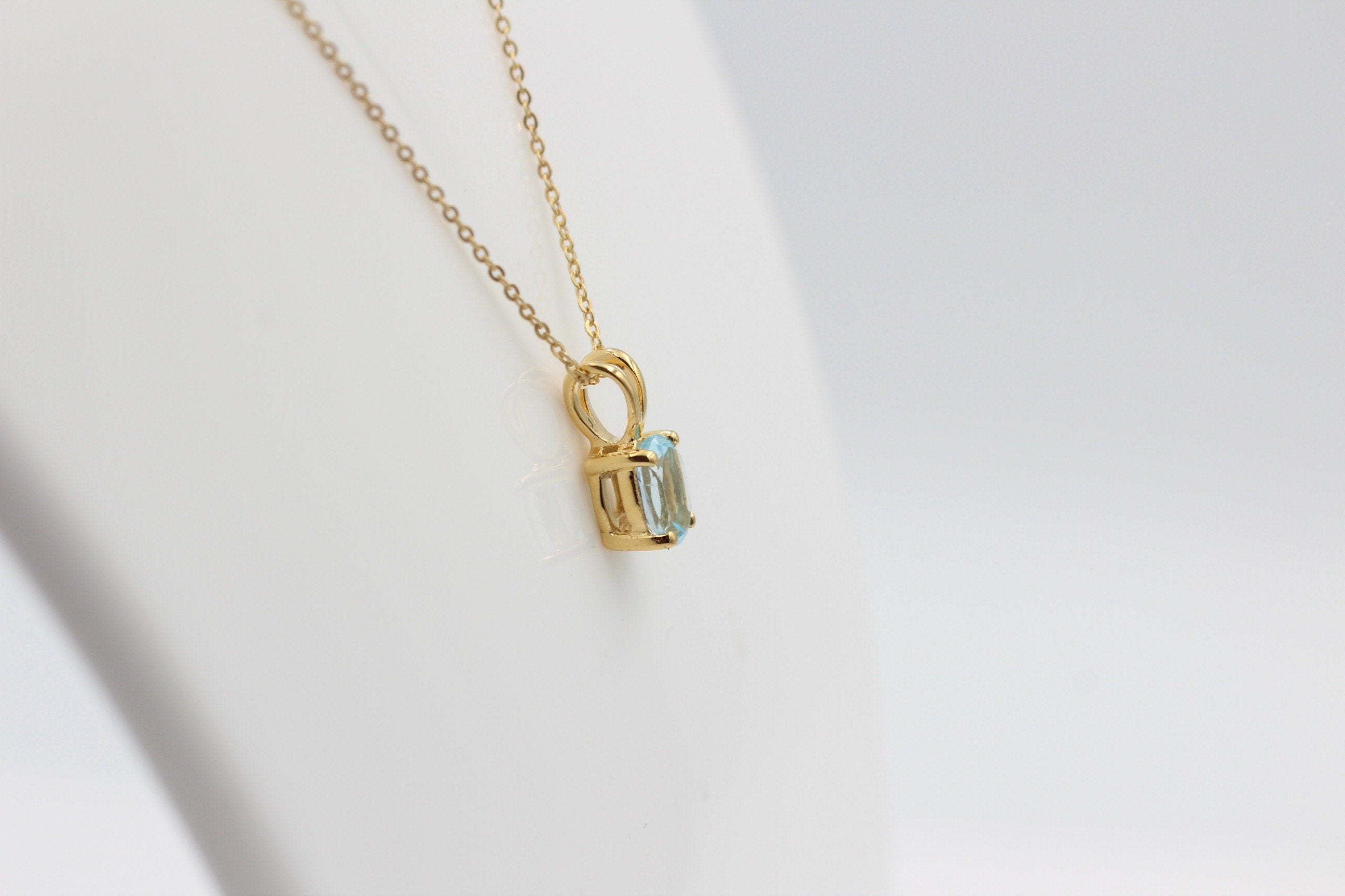 0,78 Carat leuchtender Blautopas Anhänger 925 Silber Collier Kette vergoldet