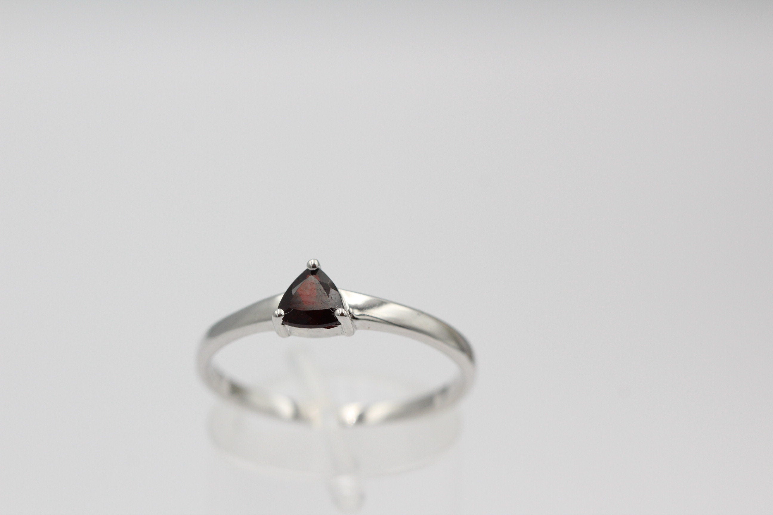 Edler 1,15 Carat Granat Ring 925 Silber Fingerring Grosse 9 / 16 / 60 blutrot