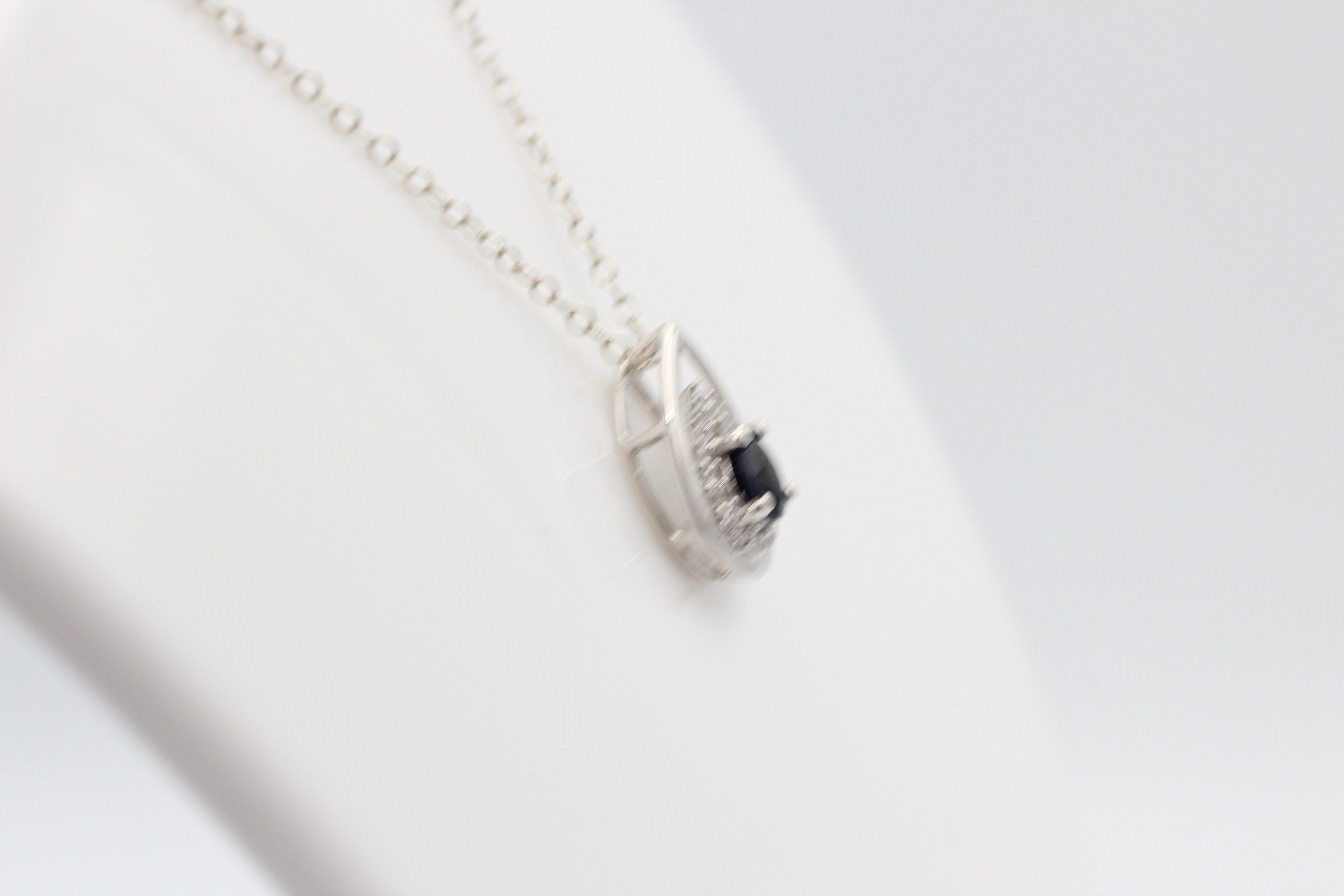 Edler 0,51 Carat schwarzer Saphir Anhänger 925 Silber Collier Kette Saphir