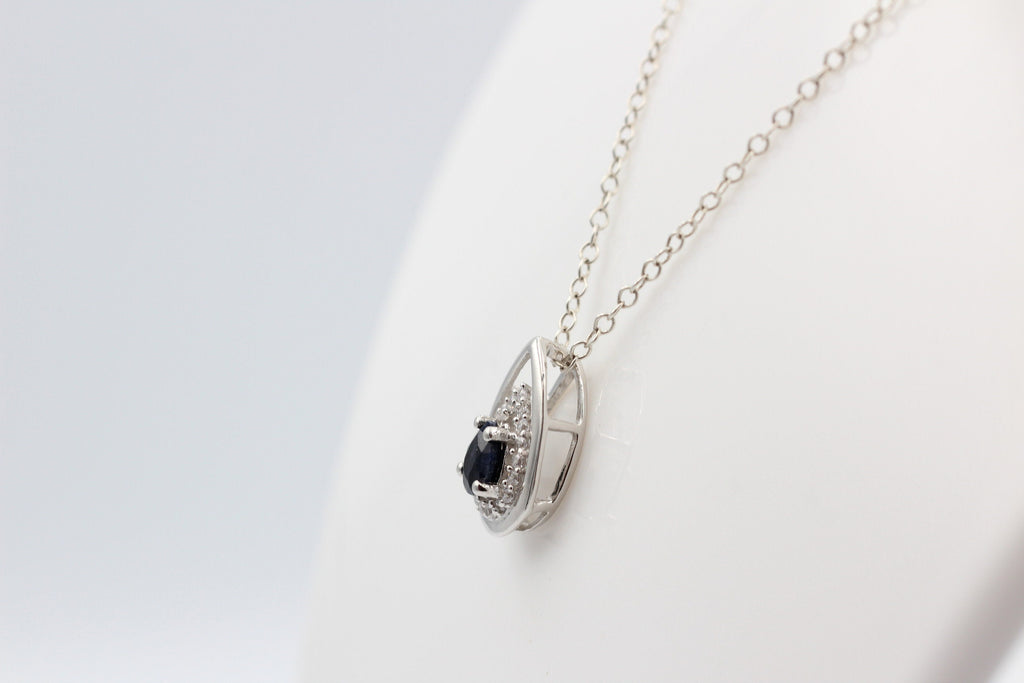 Edler 0,51 Carat schwarzer Saphir Anhänger 925 Silber Collier Kette Saphir