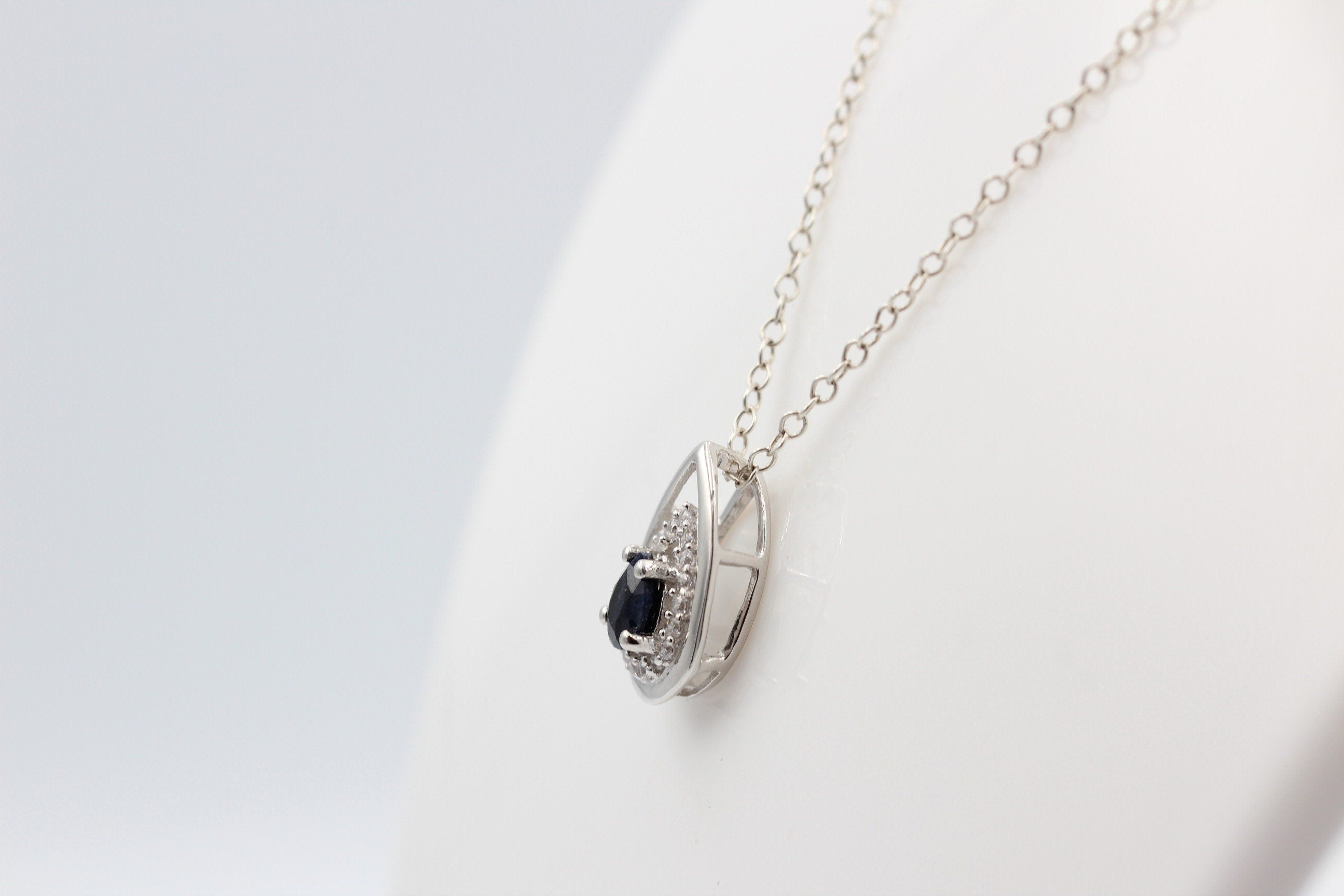 Edler 0,51 Carat schwarzer Saphir Anhänger 925 Silber Collier Kette Saphir