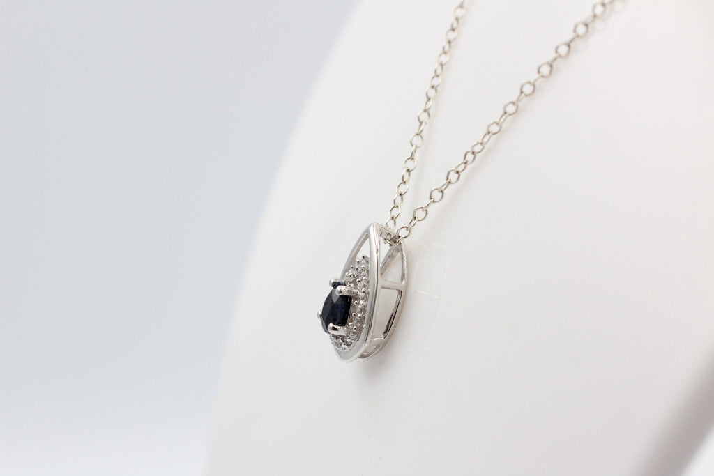 Edler 0,51 Carat schwarzer Saphir Anhänger 925 Silber Collier Kette Saphir