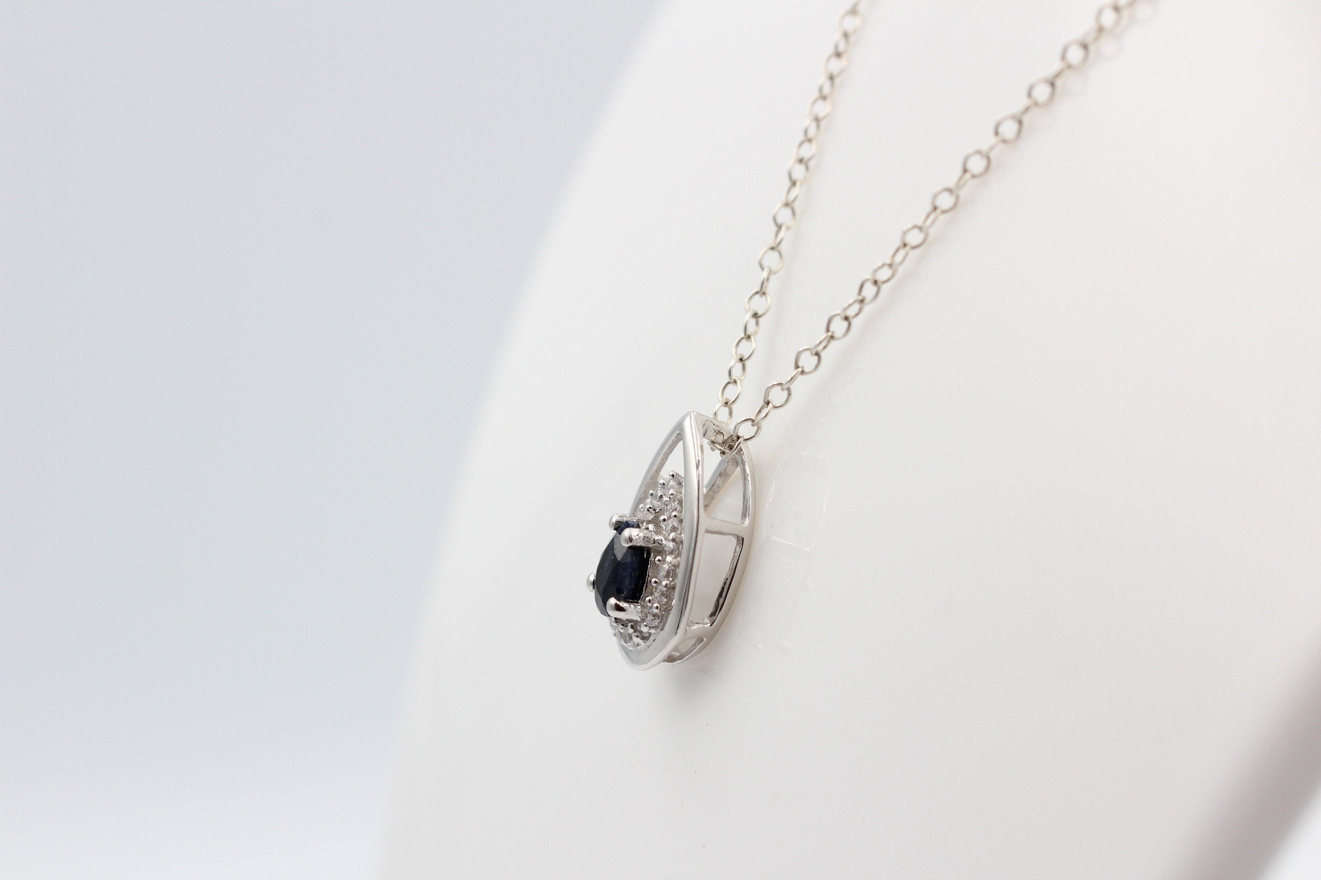 Edler 0,51 Carat schwarzer Saphir Anhänger 925 Silber Collier Kette Saphir