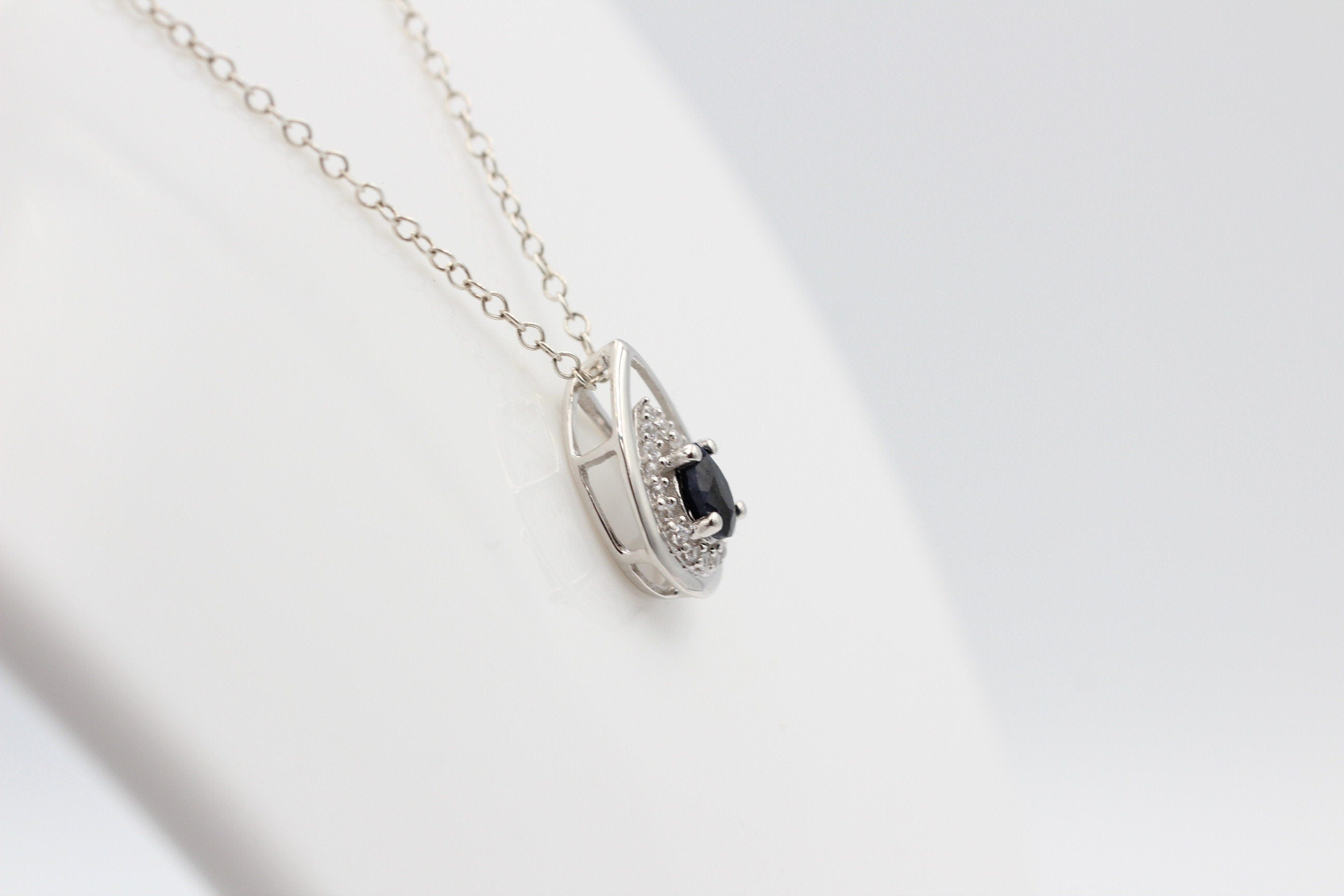 Edler 0,51 Carat schwarzer Saphir Anhänger 925 Silber Collier Kette Saphir