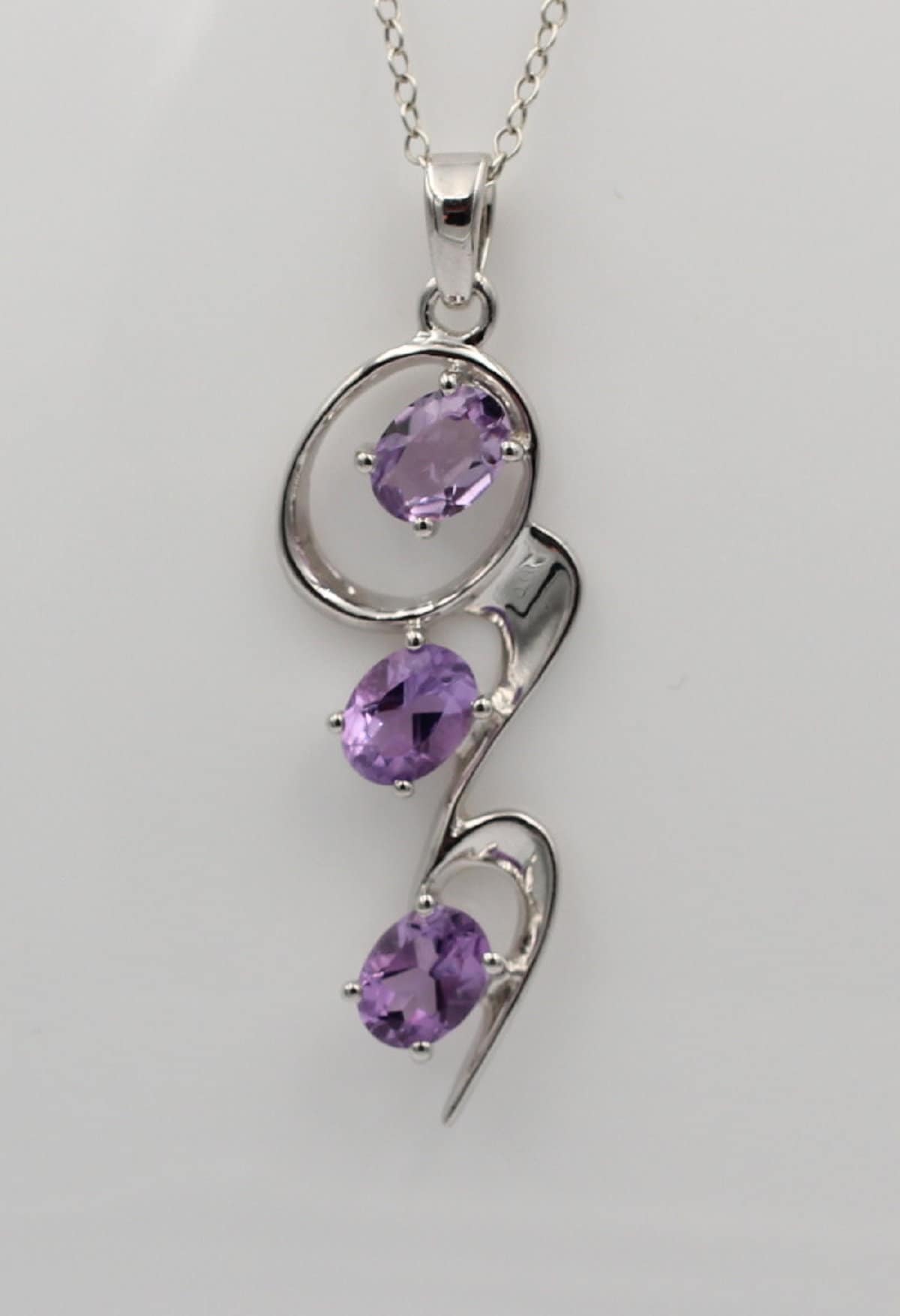 Edler 3,30 Carat stylischer Amethyst Anhänger 925 Silber violetter Edelstein Top