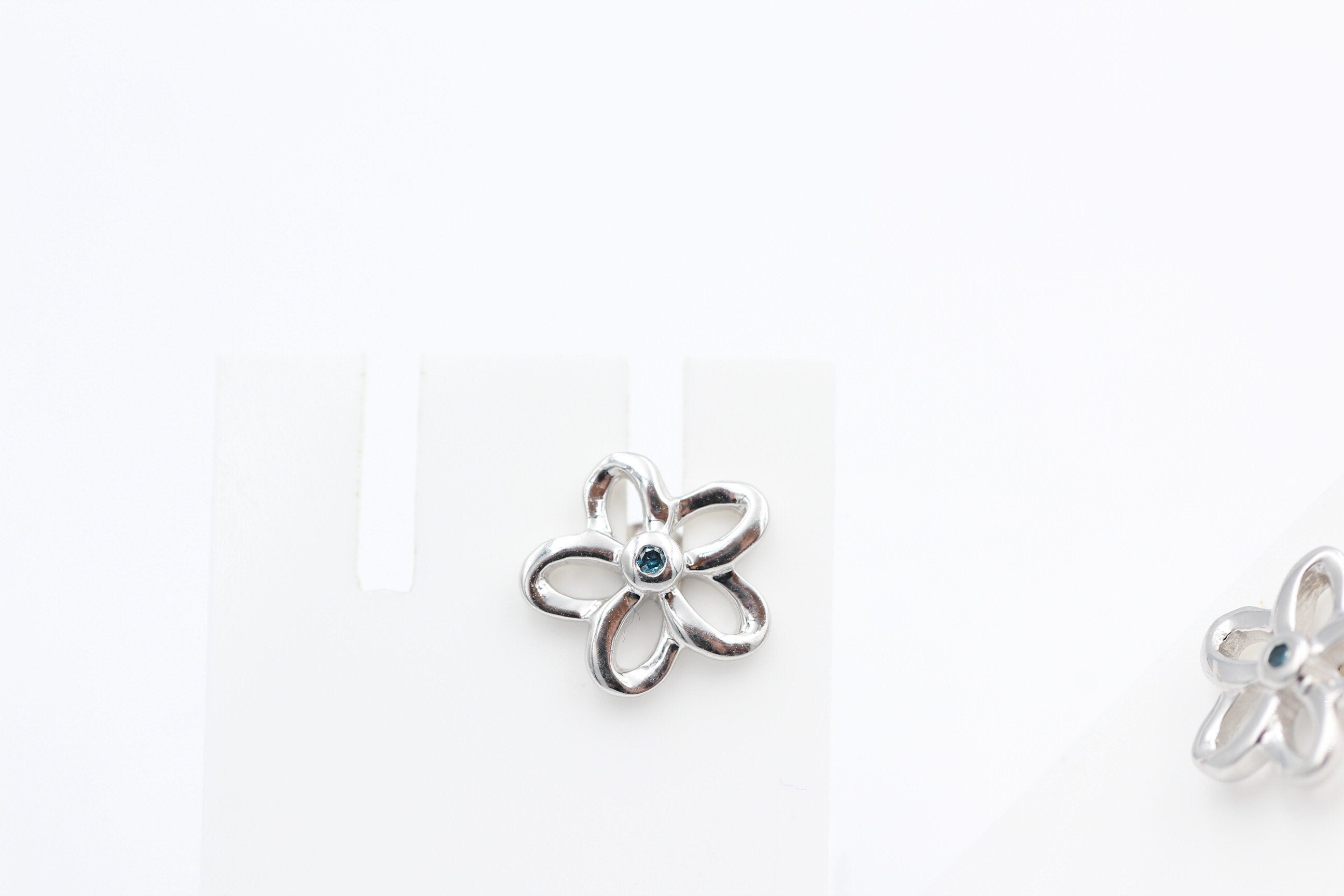 0,02 Carat blauer Diamant Blumen Ohrstecker 925 Silber I2-I3 Top Edel