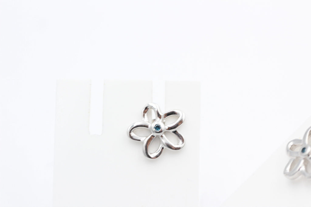 0,02 Carat blauer Diamant Blumen Ohrstecker 925 Silber I2-I3 Top Edel