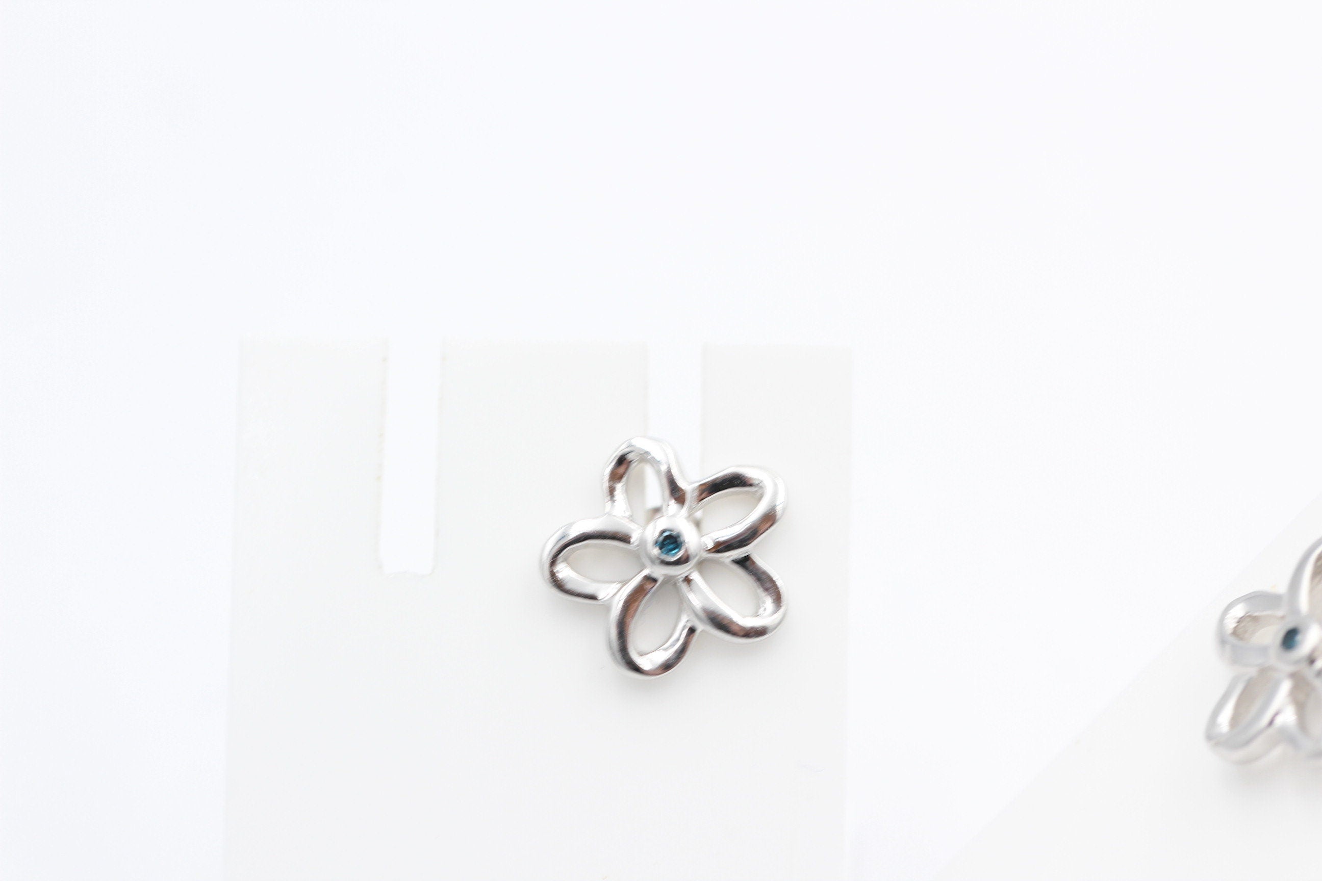 0,02 Carat blauer Diamant Blumen Ohrstecker 925 Silber I2-I3 Top Edel