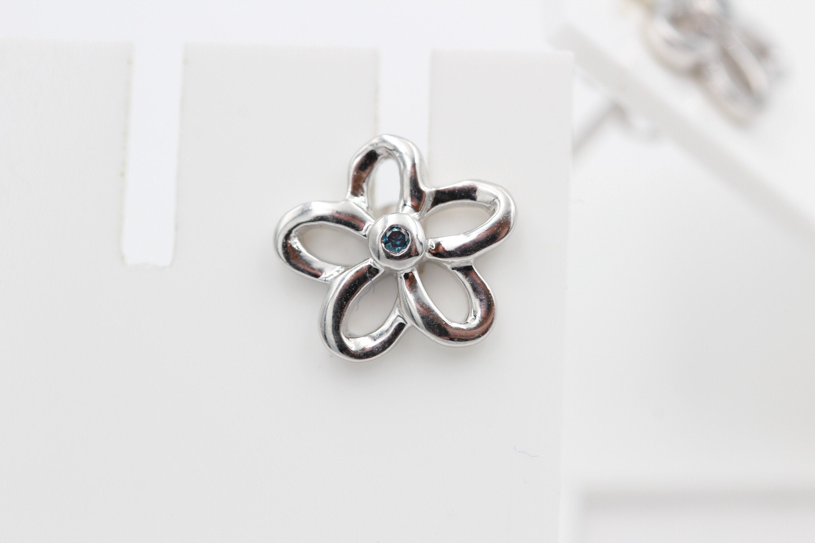 0,02 Carat blauer Diamant Blumen Ohrstecker 925 Silber I2-I3 Top Edel