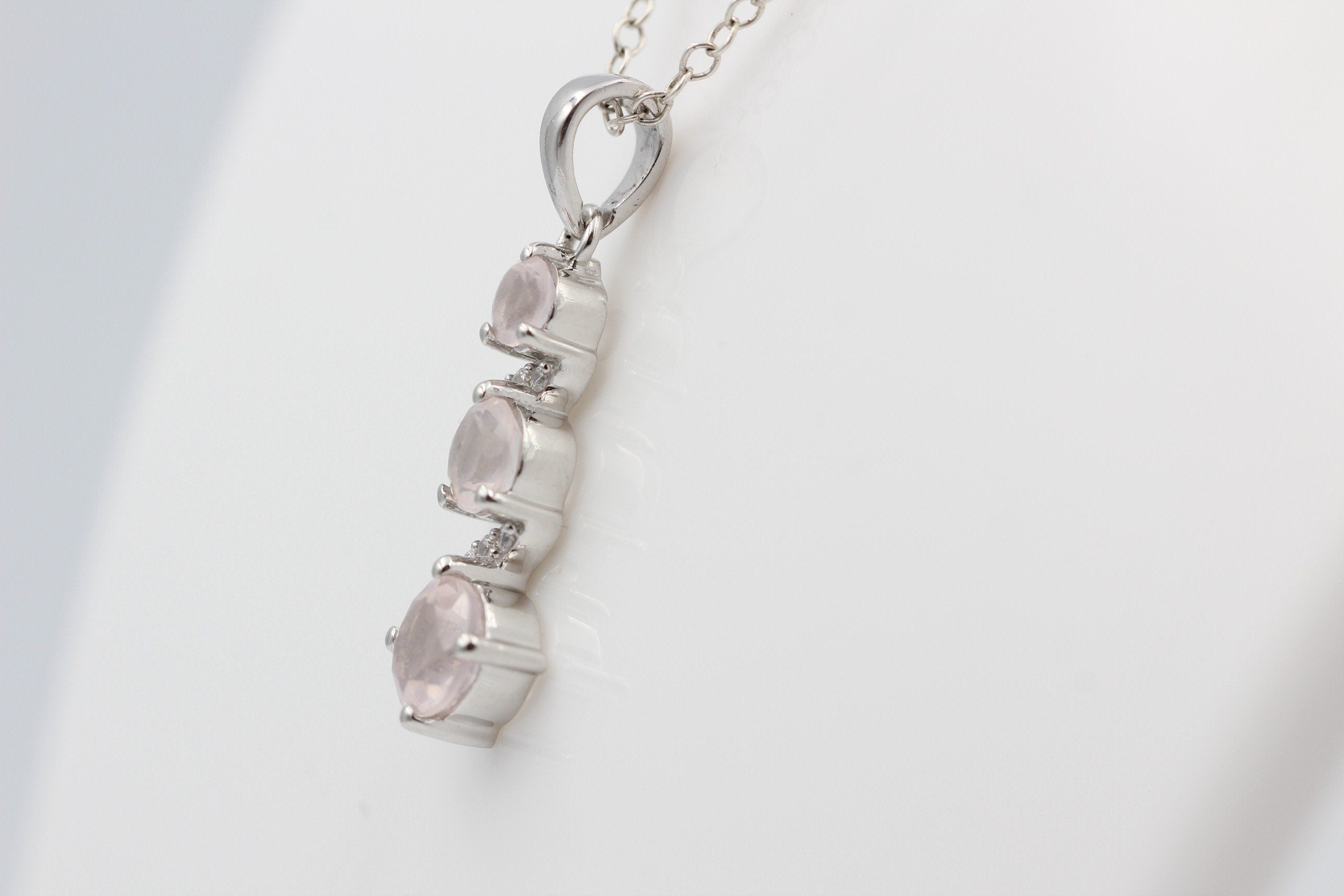 1,9 Carat edler Rosenquarz Anhänger 925 Silber Collier Kette Akzentsteine Zirkonia