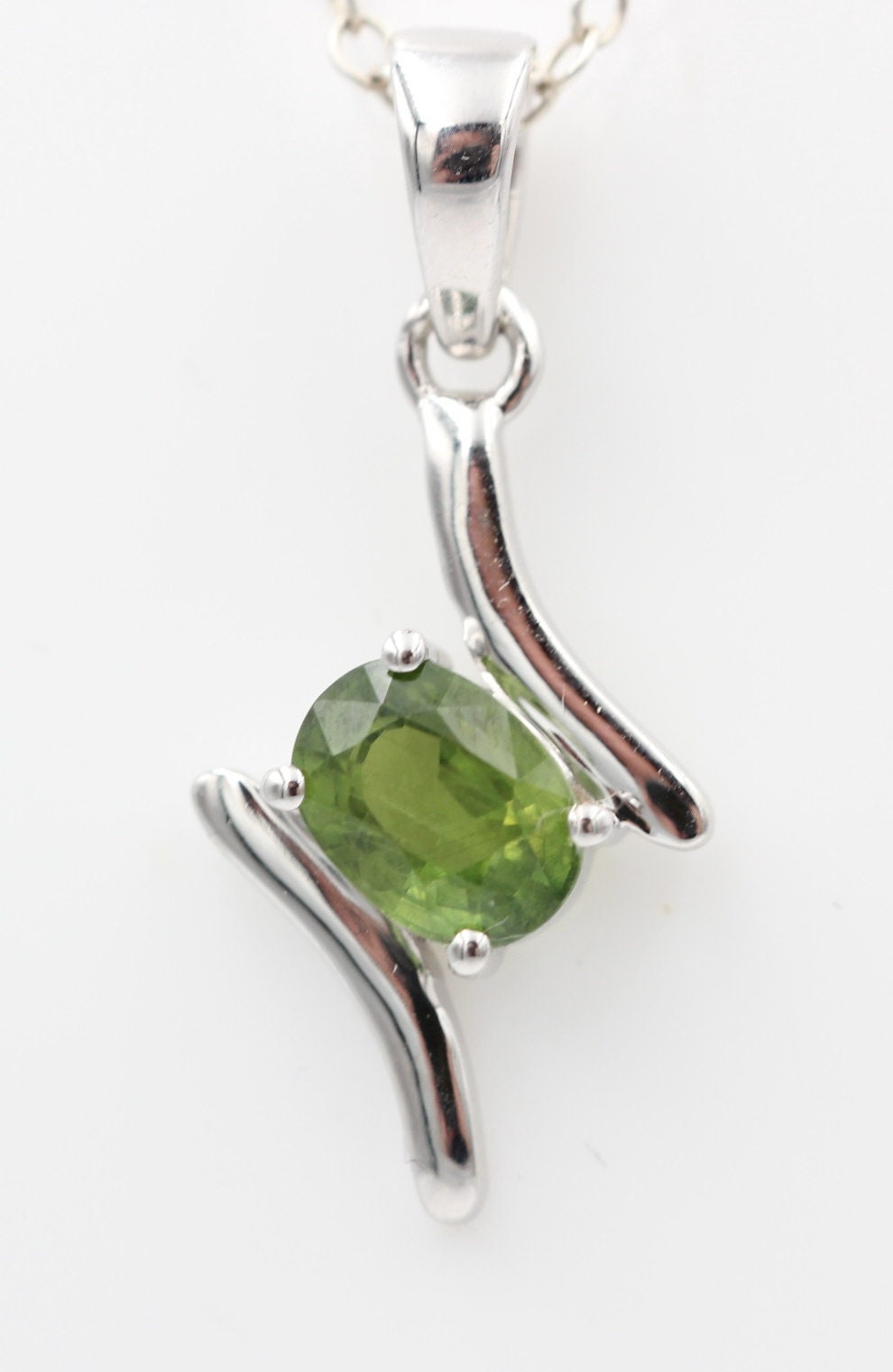 0,72  Carat grüner Saphir Anhänger 925 Silber Collier Kette grüner Edelstein