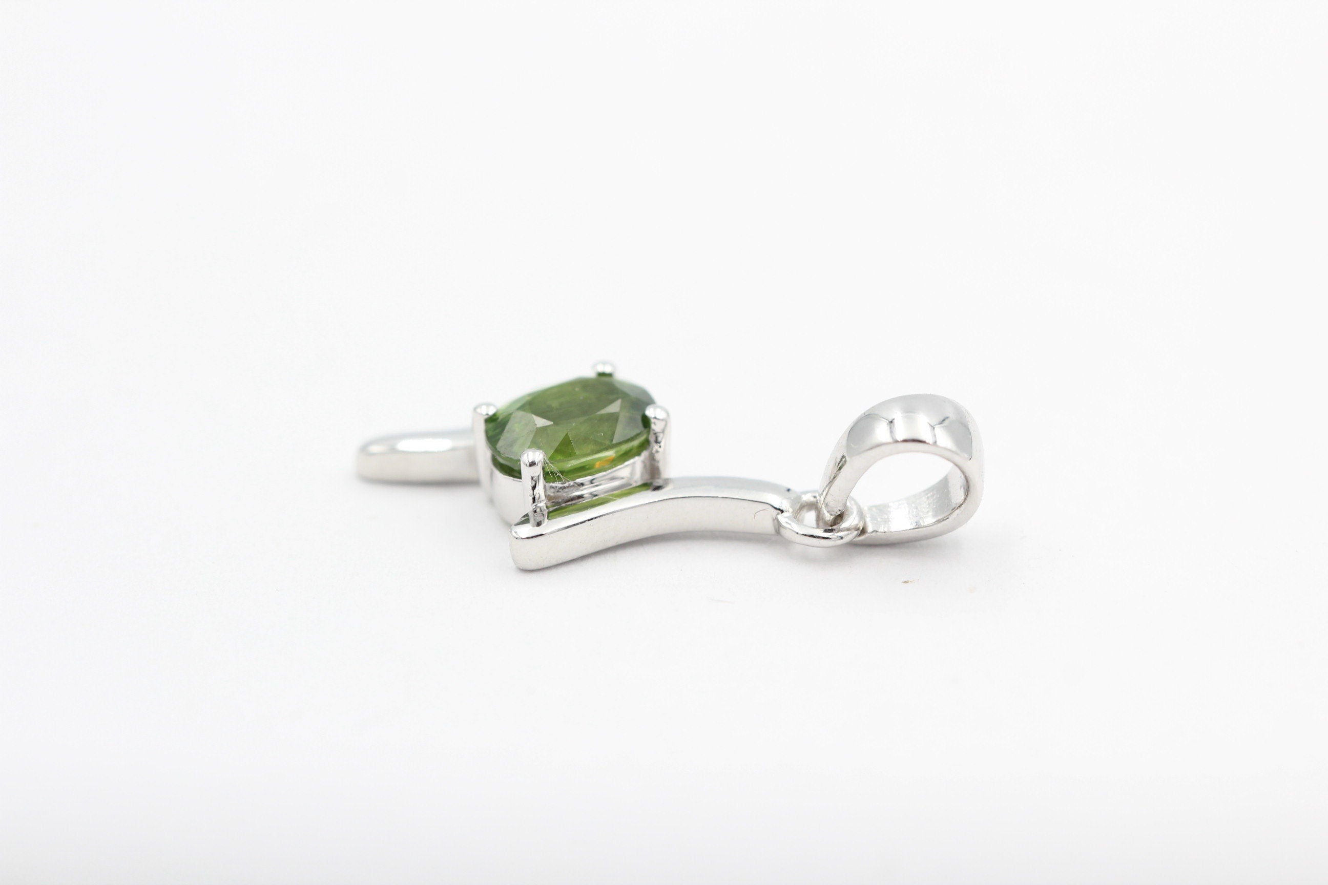 0,72  Carat grüner Saphir Anhänger 925 Silber Collier Kette grüner Edelstein