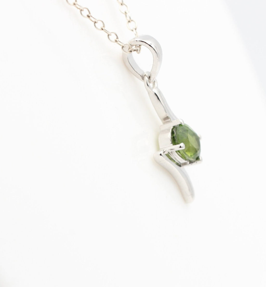 0,72  Carat grüner Saphir Anhänger 925 Silber Collier Kette grüner Edelstein