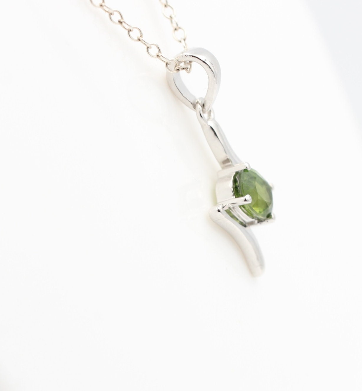 0,72  Carat grüner Saphir Anhänger 925 Silber Collier Kette grüner Edelstein