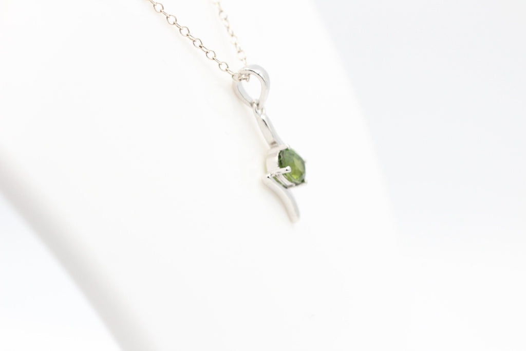 0,72  Carat grüner Saphir Anhänger 925 Silber Collier Kette grüner Edelstein