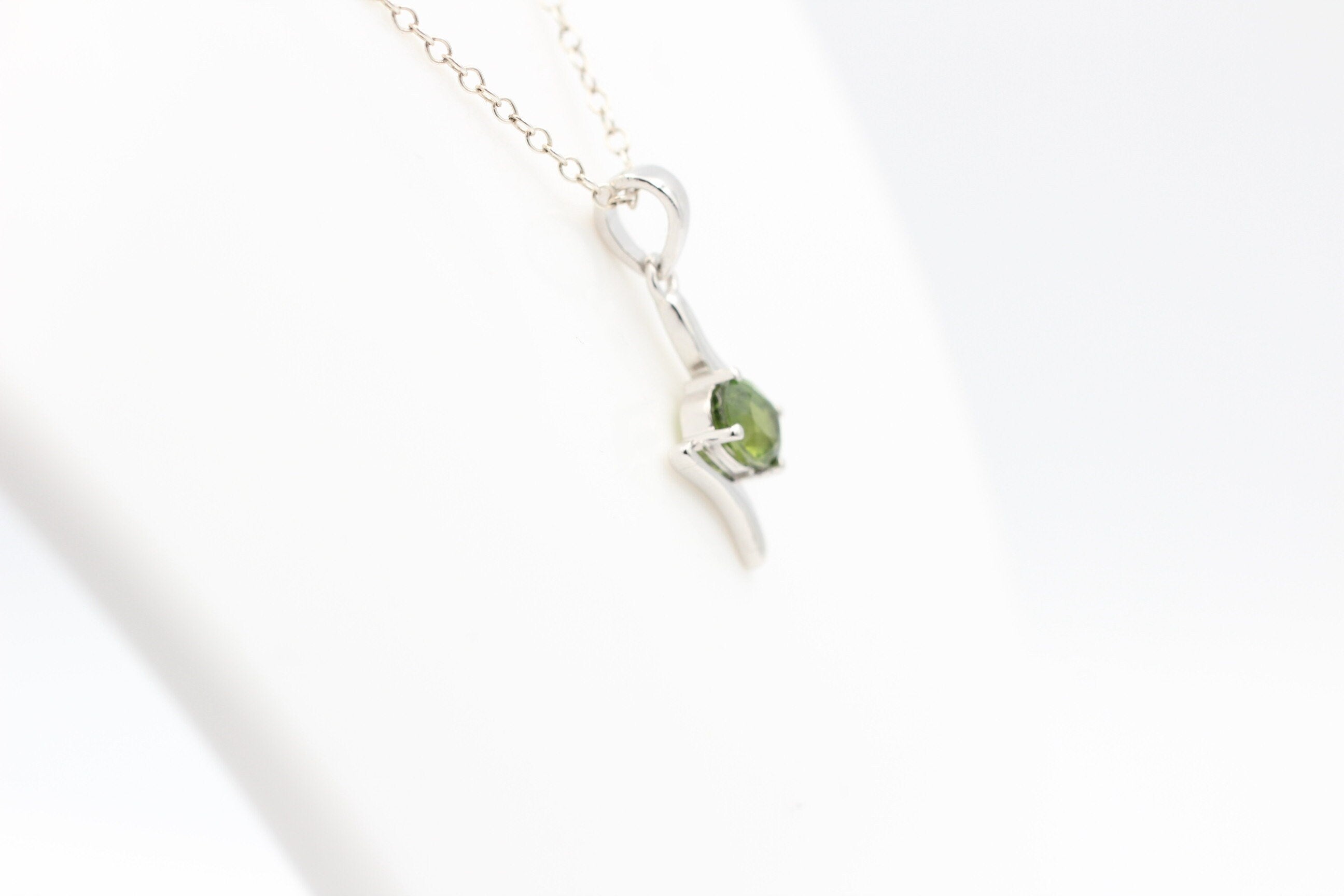 0,72  Carat grüner Saphir Anhänger 925 Silber Collier Kette grüner Edelstein