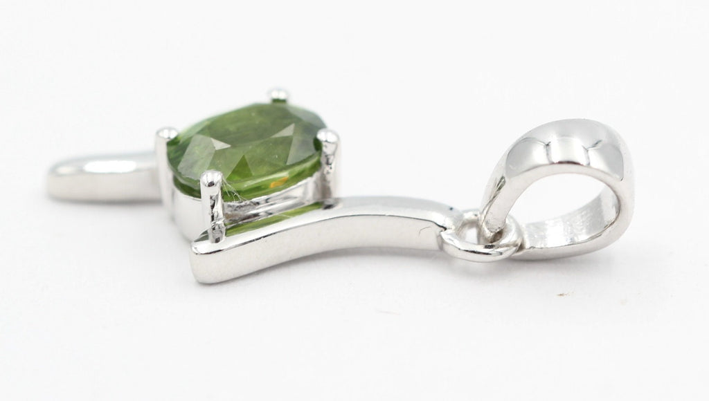 0,72  Carat grüner Saphir Anhänger 925 Silber Collier Kette grüner Edelstein