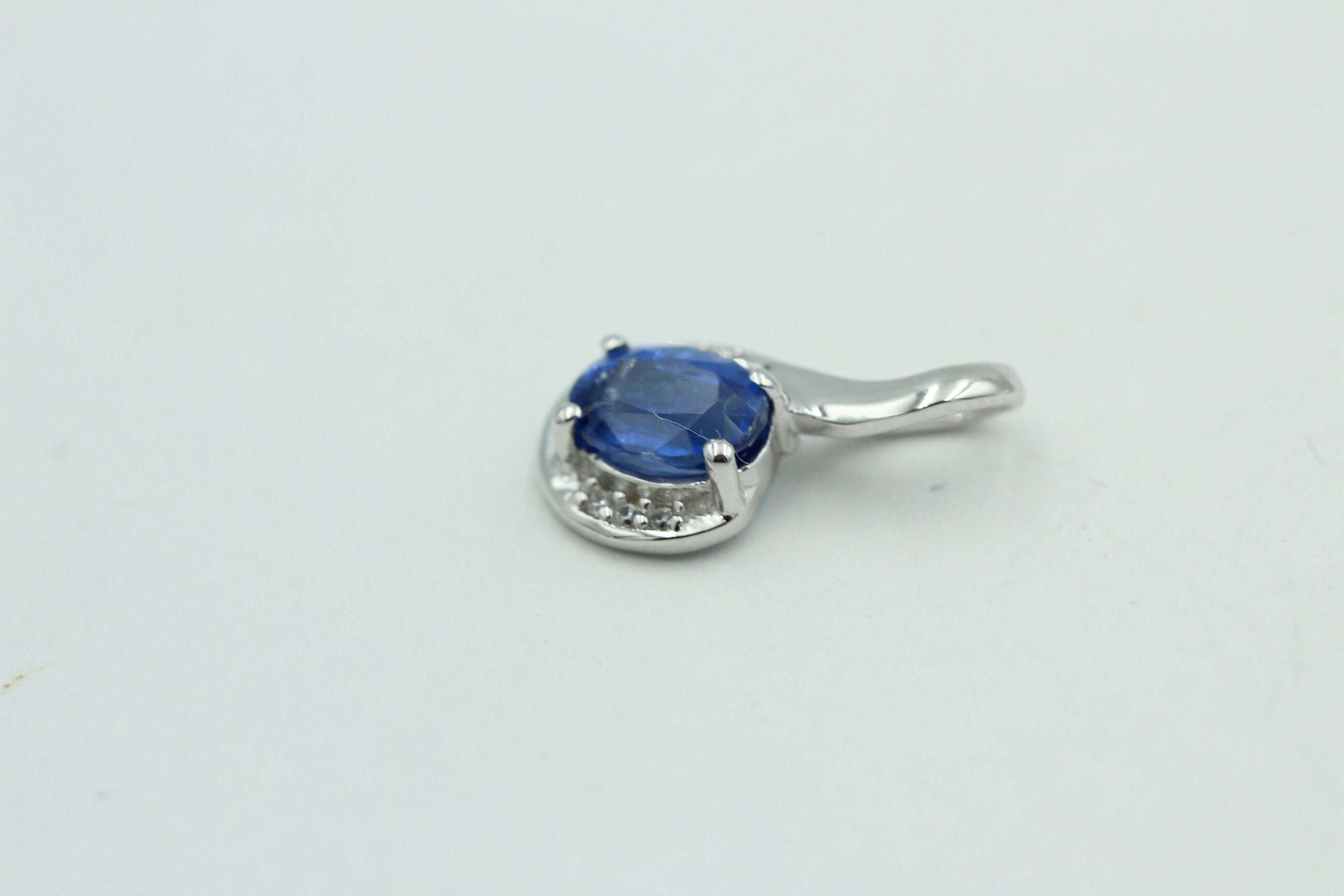 1,12 Carat blauer Kyanit  Anhänger 925 Silber mit Zirkonia seltener Kyanit