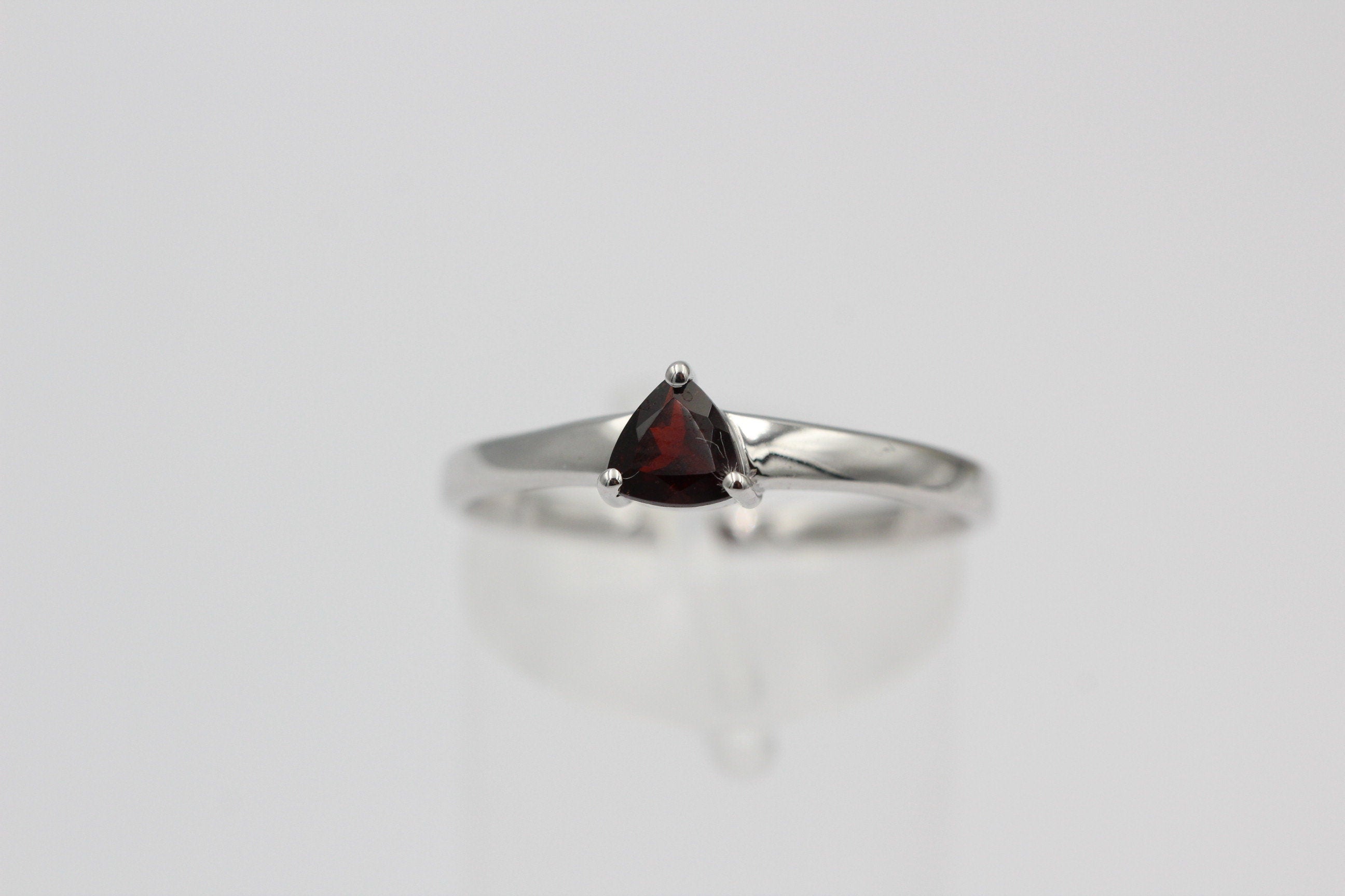 Edler 1,15 Carat Granat Ring 925 Silber Fingerring Graae 7 / 17 / 54 blutrot
