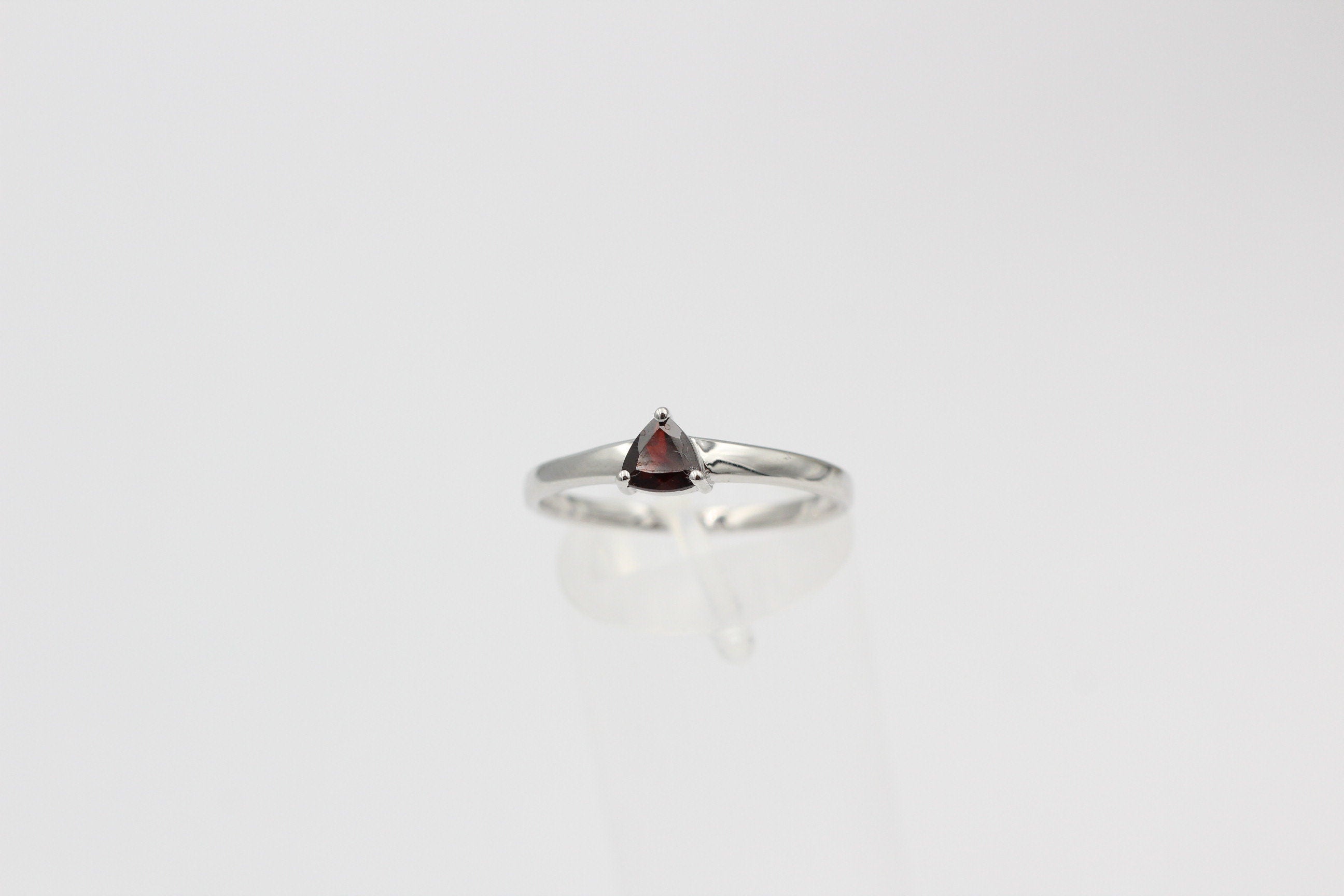 Edler 1,15 Carat Granat Ring 925 Silber Fingerring Graae 7 / 17 / 54 blutrot