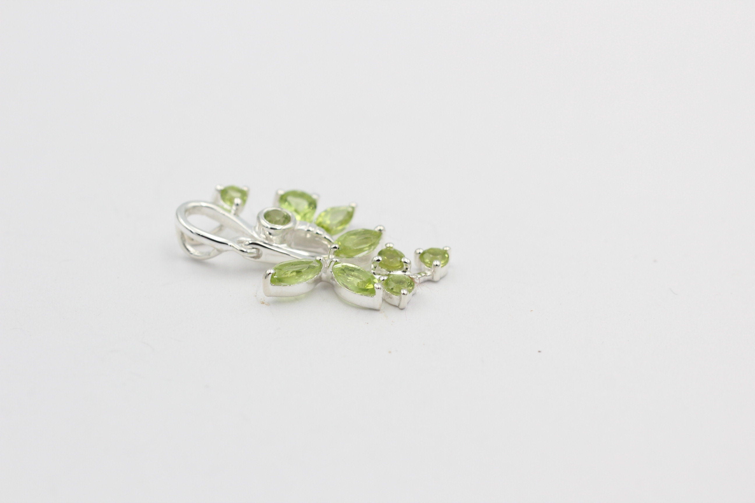 Edler 1,36 Carat Peridot Libellen Blumen Anhänger 925 Silber Collier Kette Top