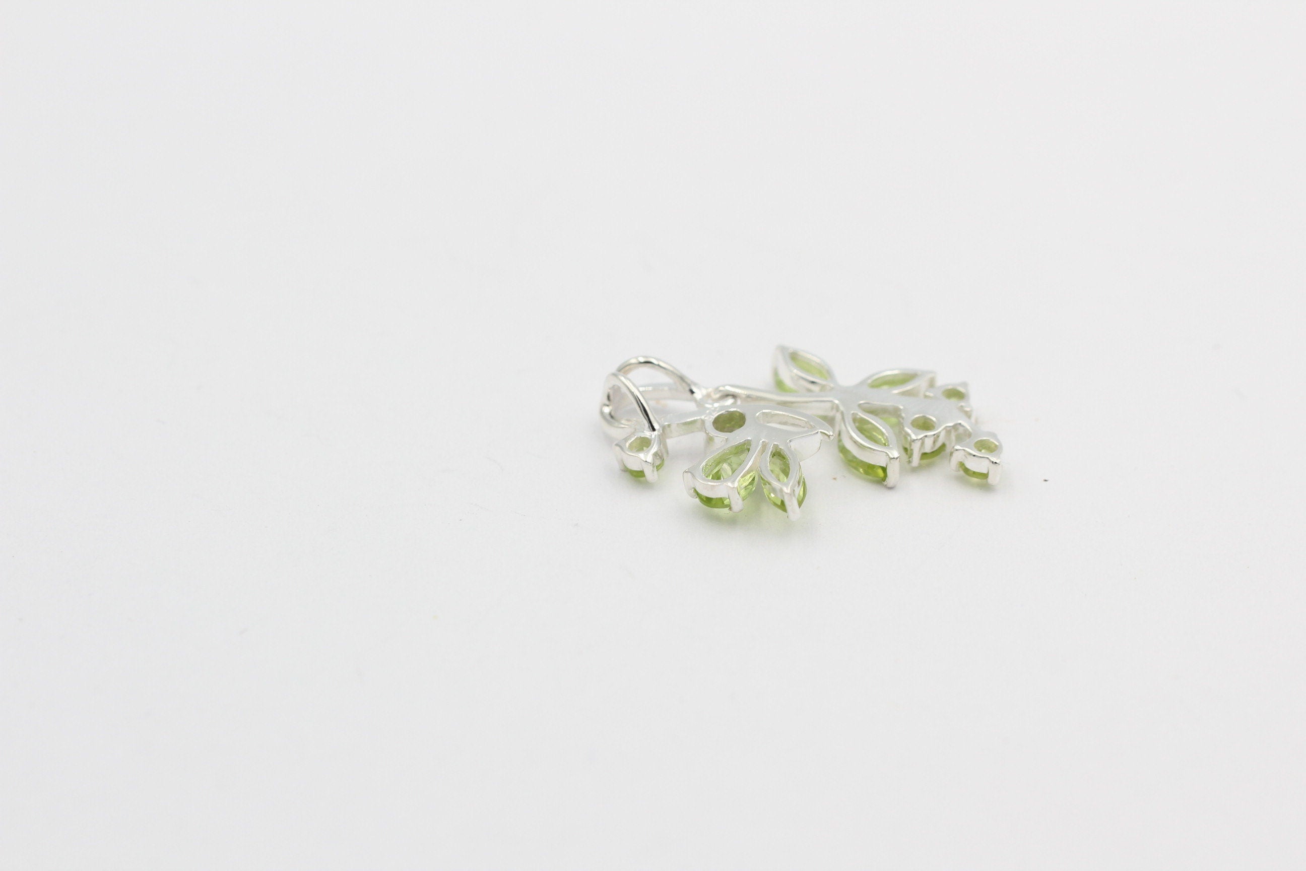 Edler 1,36 Carat Peridot Libellen Blumen Anhänger 925 Silber Collier Kette Top