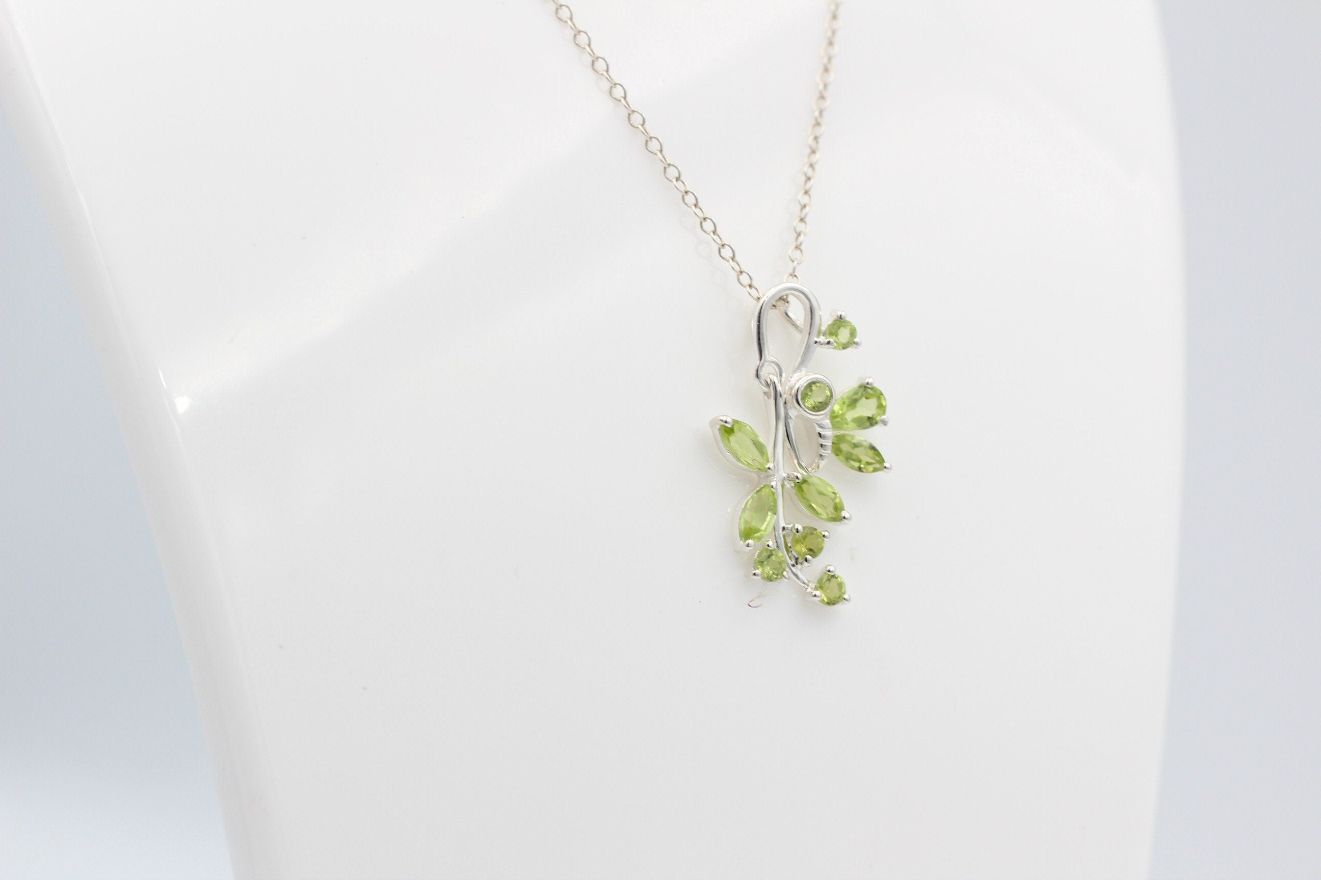 Edler 1,36 Carat Peridot Libellen Blumen Anhänger 925 Silber Collier Kette Top