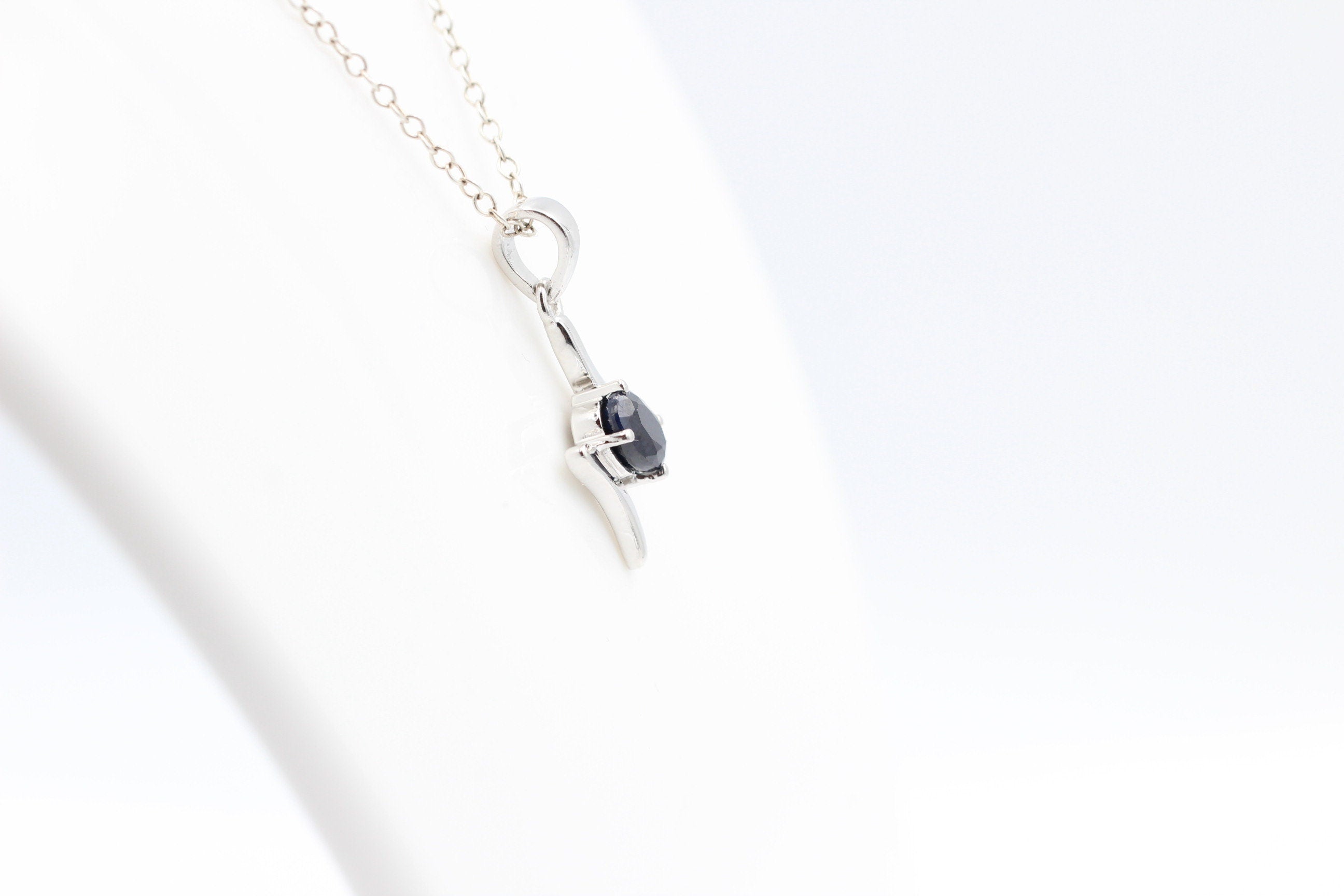 0,72 Carat blauer Saphir Anhänger 925 SterlingSilber Collier Kette Saphirschmuck