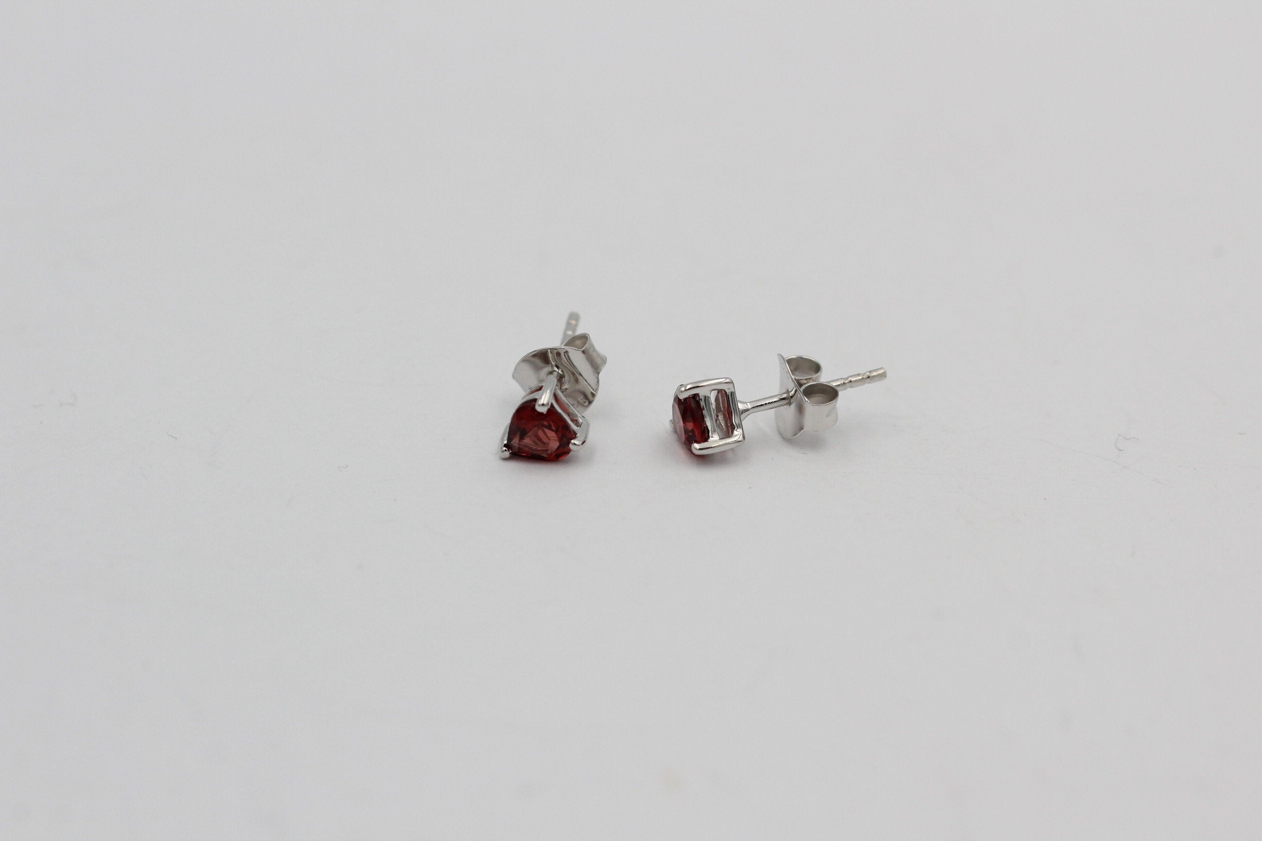 0,9 Carat Granat Herz Ohrstecker 925 Silber Herzohrstecker Granatohrstecker Top