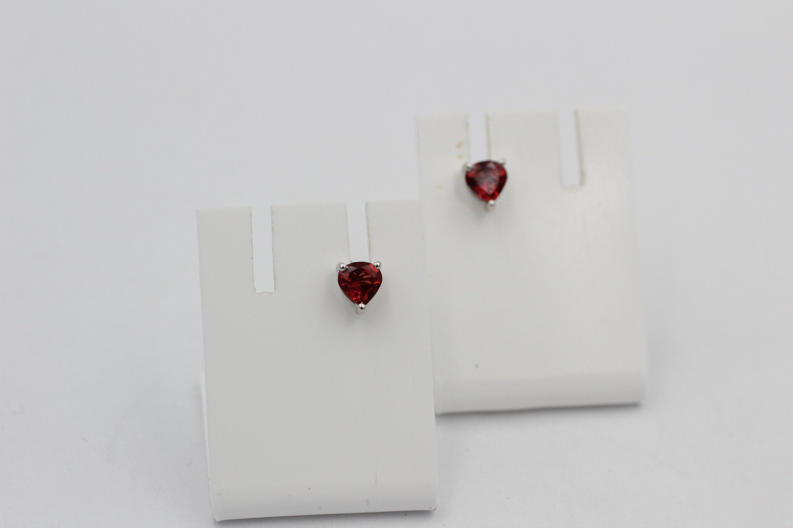 0,9 Carat Granat Herz Ohrstecker 925 Silber Herzohrstecker Granatohrstecker Top