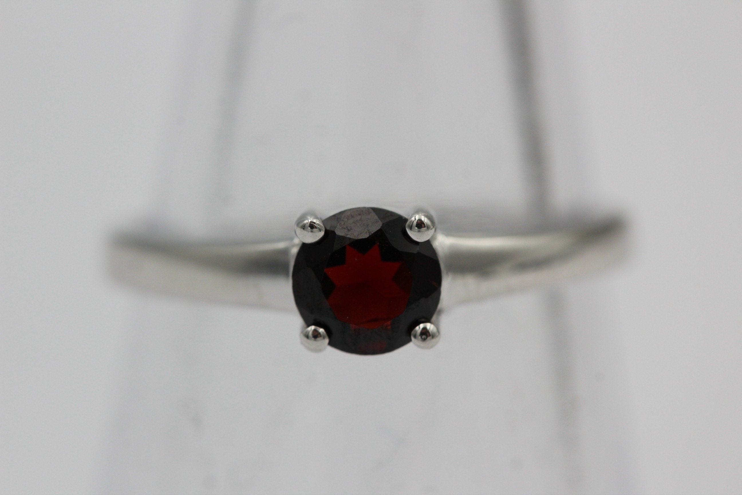 Edler 1,15 Carat Granat Ring 925 Silber Fingerring blutrot Grosse 7 / 15 / 45