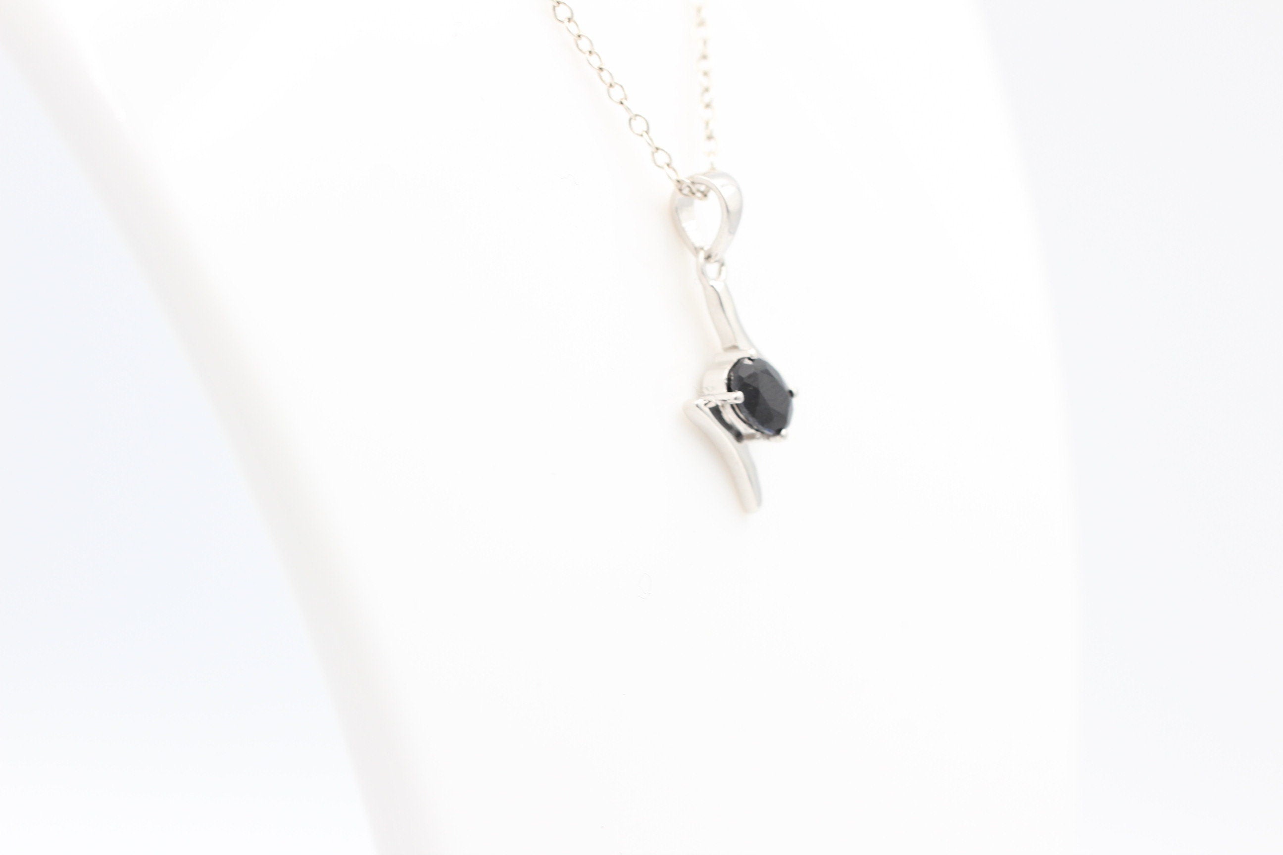 0,72 Carat schwarzer Saphir Anhänger 925 Silber Saphiranhänger