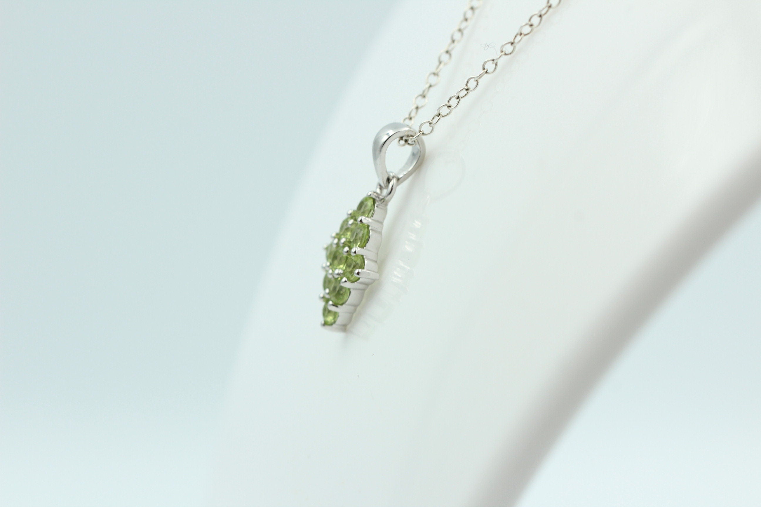 1,7 Carat maigrüner Peridot Anhänger 925 Silber Collier Kette Peridotanhänger