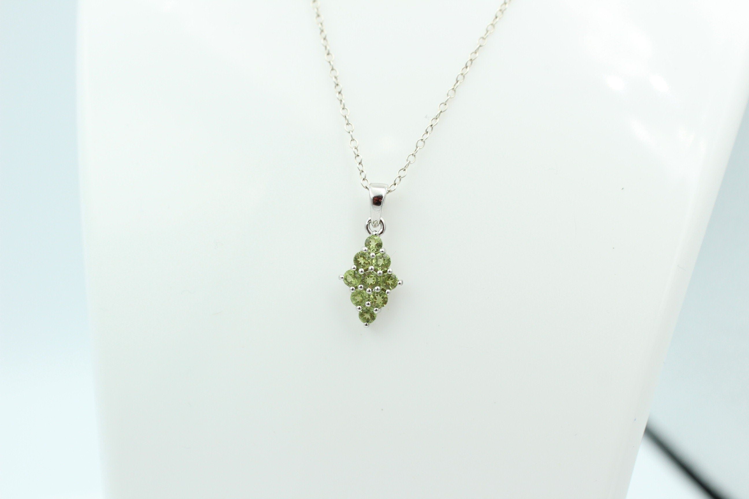 1,7 Carat maigrüner Peridot Anhänger 925 Silber Collier Kette Peridotanhänger