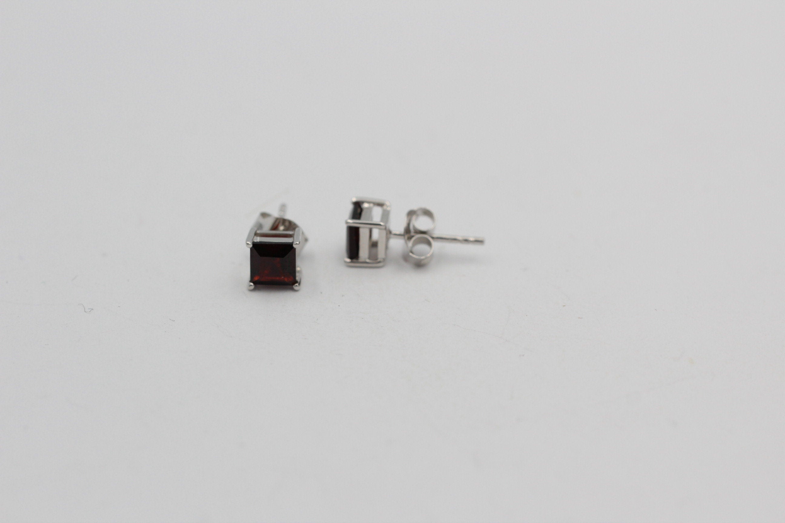 0,9 Carat Granat Ohrstecker 925 Silber blutroter Granat Unisex Ohrschmuck Top
